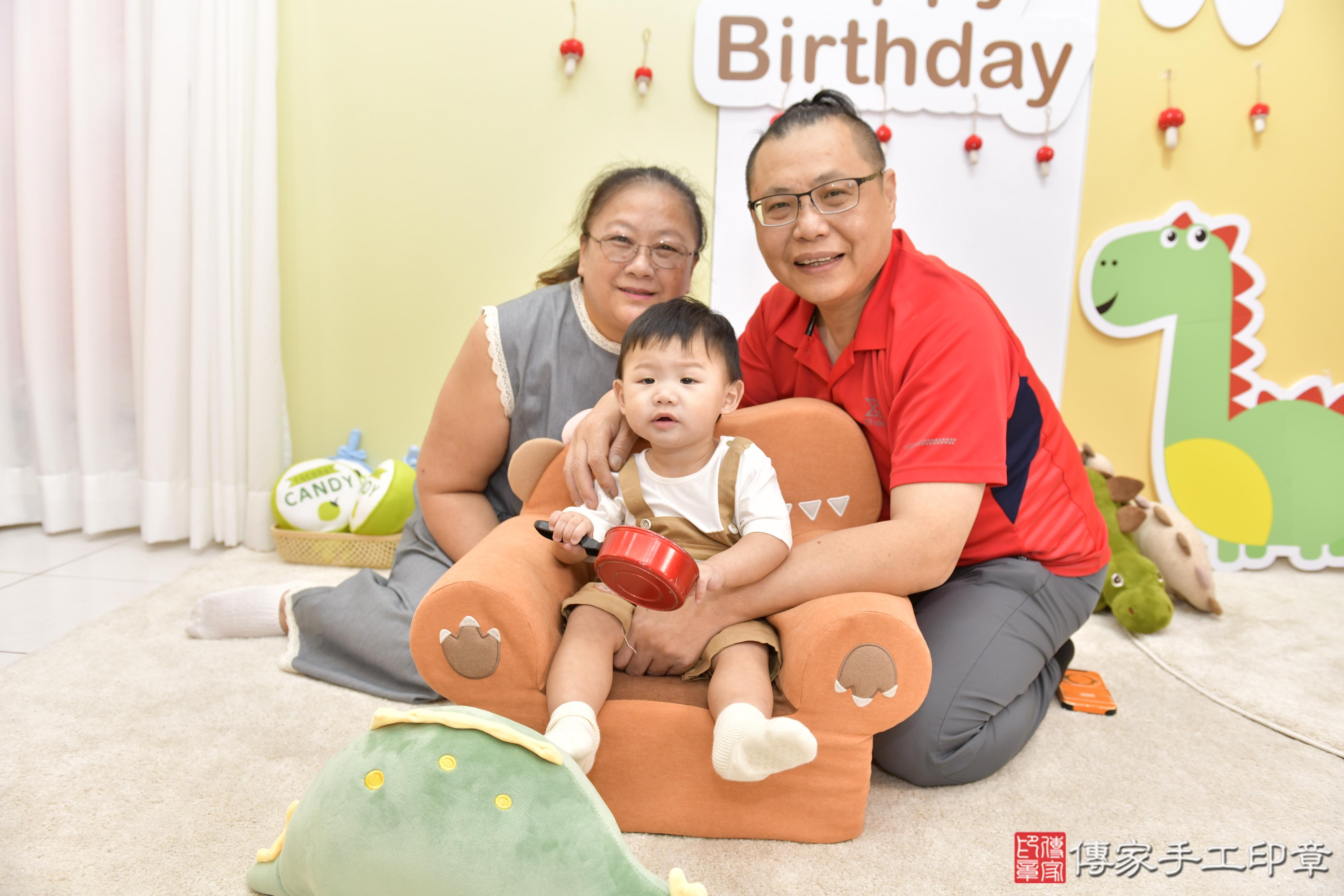 傳家手工印章新竹店、抓周、度脺、美式風會場、傳家嬰兒古禮、吉祥話、抓周道具物品24種、拍照。抓周證書。寶寶抓周、滿周歲、生日快樂、祝福 傳家手工印章新竹店、抓周、度脺、美式風會場、傳家嬰兒古禮、吉祥話、抓周道具物品24種、拍照。抓周證書。寶寶抓周、滿周歲、生日快樂、祝福