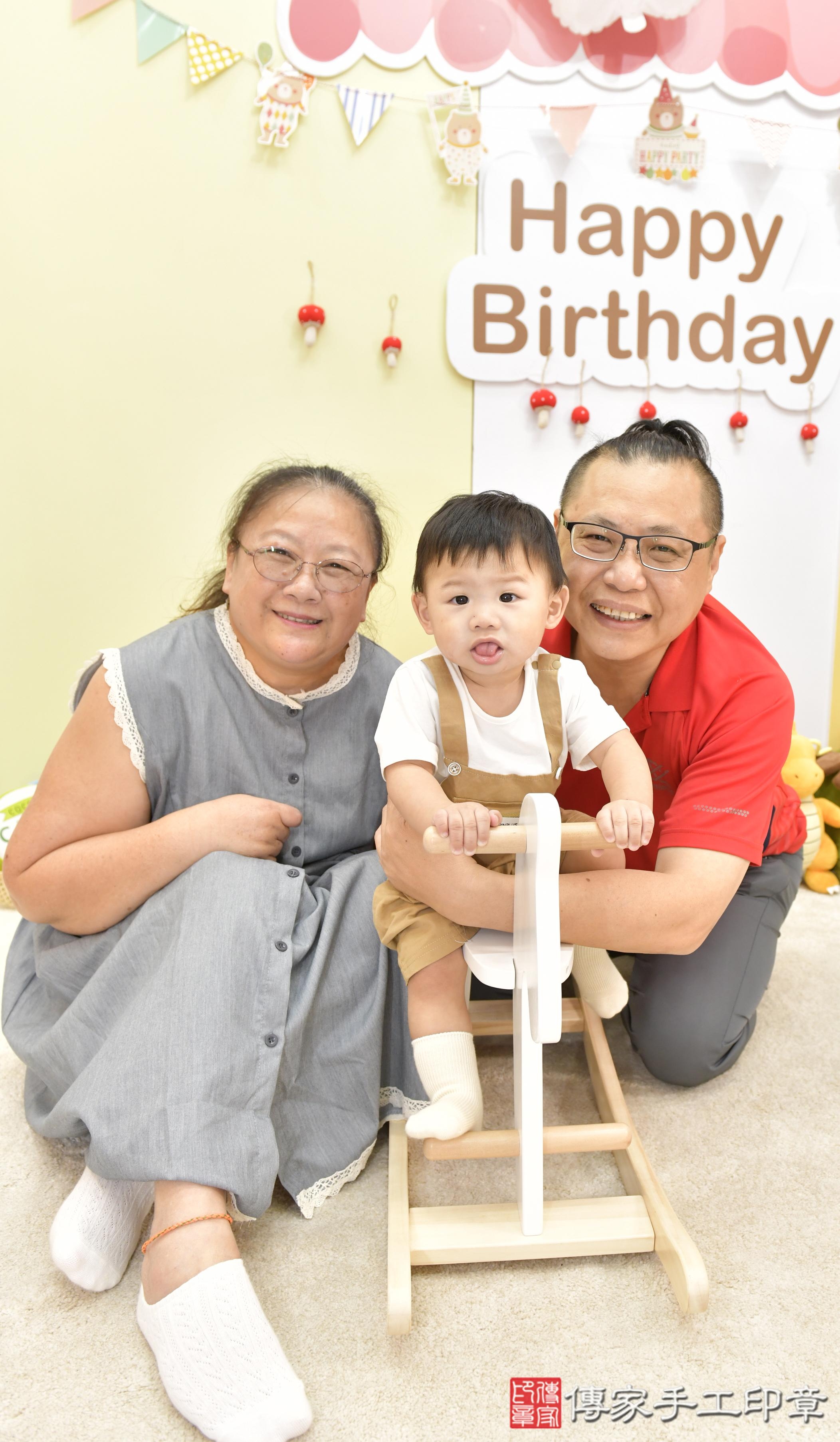 傳家手工印章新竹店、抓周、度脺、美式風會場、傳家嬰兒古禮、吉祥話、抓周道具物品24種、拍照。抓周證書。寶寶抓周、滿周歲、生日快樂、祝福 傳家手工印章新竹店、抓周、度脺、美式風會場、傳家嬰兒古禮、吉祥話、抓周道具物品24種、拍照。抓周證書。寶寶抓周、滿周歲、生日快樂、祝福
