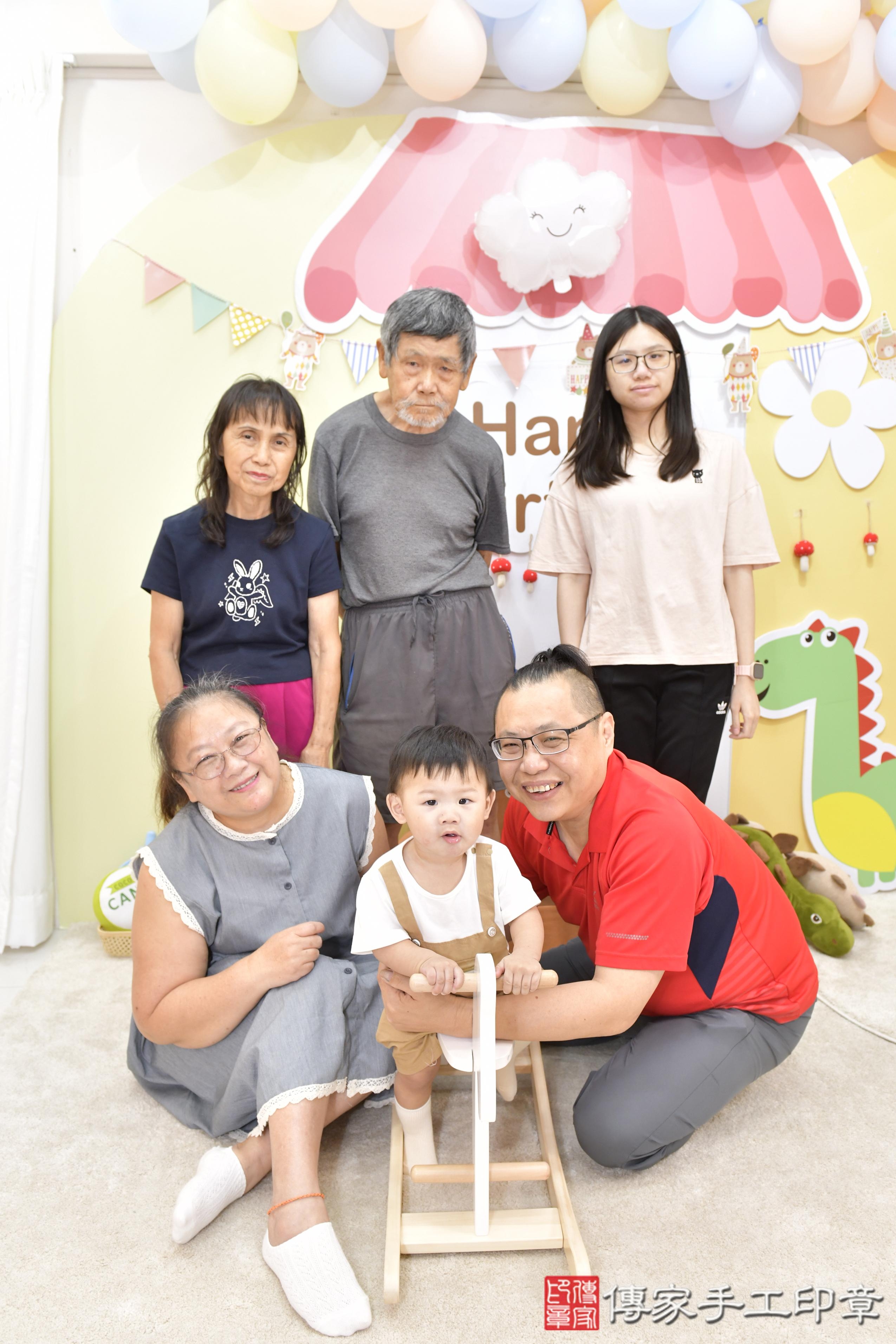 傳家手工印章新竹店、抓周、度脺、美式風會場、傳家嬰兒古禮、吉祥話、抓周道具物品24種、拍照。抓周證書。寶寶抓周、滿周歲、生日快樂、祝福 傳家手工印章新竹店、抓周、度脺、美式風會場、傳家嬰兒古禮、吉祥話、抓周道具物品24種、拍照。抓周證書。寶寶抓周、滿周歲、生日快樂、祝福