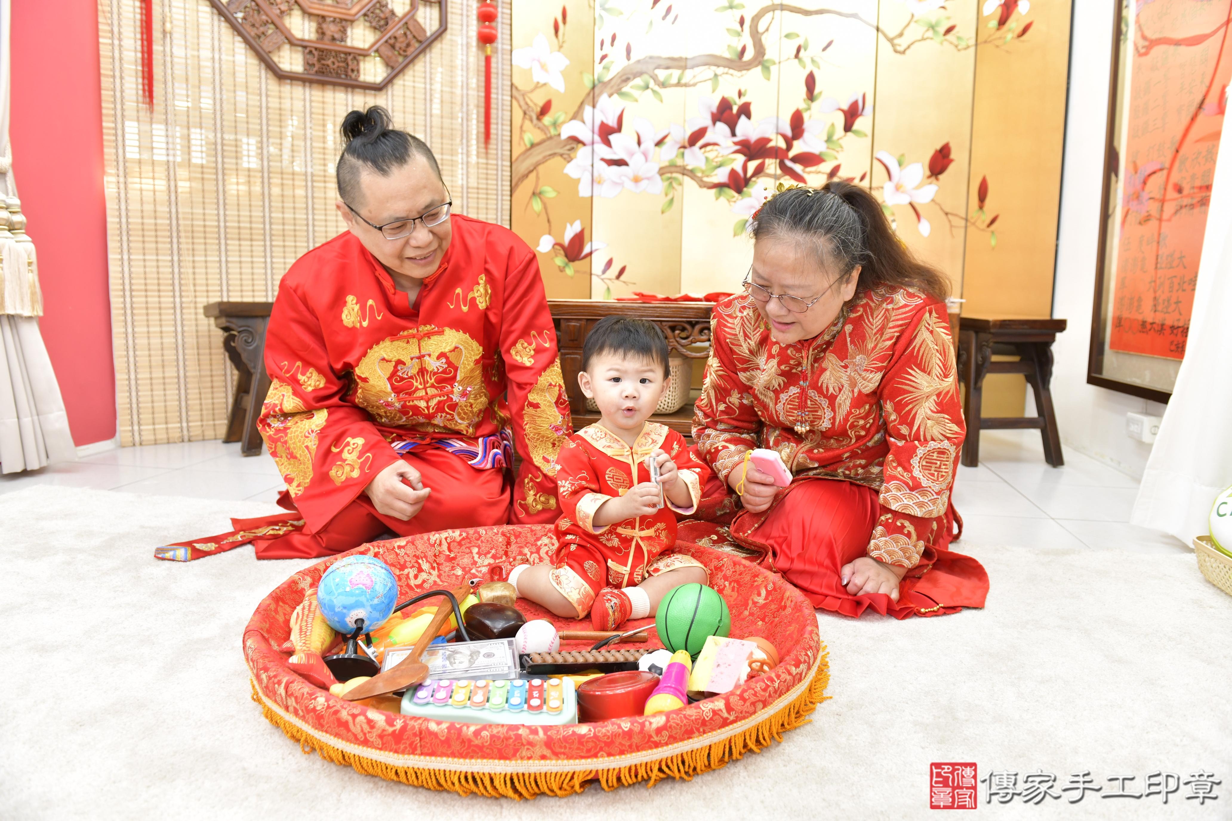 傳家手工印章新竹店、抓周、度脺、美式風會場、傳家嬰兒古禮、吉祥話、抓周道具物品24種、拍照。抓周證書。寶寶抓周、滿周歲、生日快樂、祝福 傳家手工印章新竹店、抓周、度脺、美式風會場、傳家嬰兒古禮、吉祥話、抓周道具物品24種、拍照。抓周證書。寶寶抓周、滿周歲、生日快樂、祝福