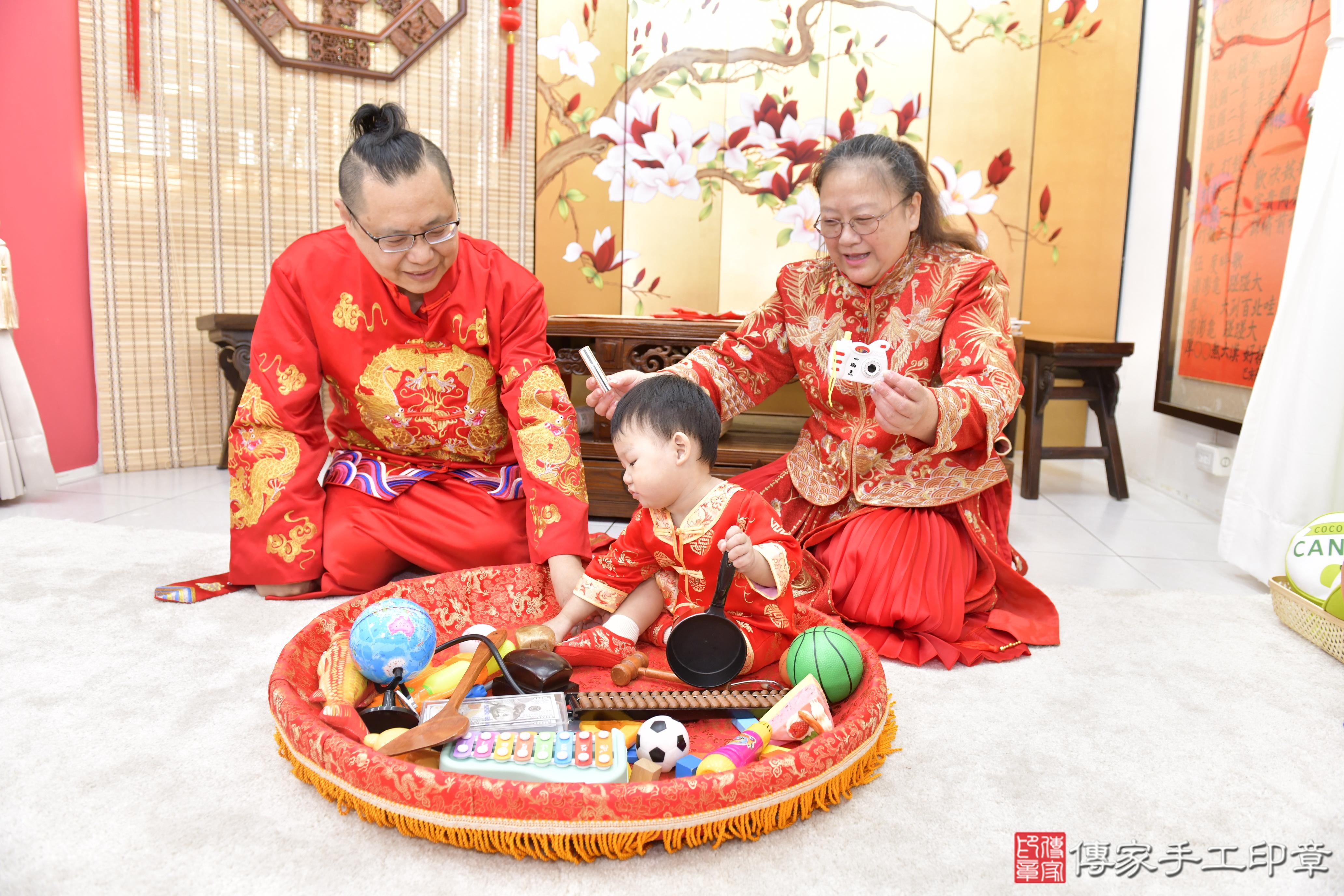 傳家手工印章新竹店、抓周、度脺、美式風會場、傳家嬰兒古禮、吉祥話、抓周道具物品24種、拍照。抓周證書。寶寶抓周、滿周歲、生日快樂、祝福 傳家手工印章新竹店、抓周、度脺、美式風會場、傳家嬰兒古禮、吉祥話、抓周道具物品24種、拍照。抓周證書。寶寶抓周、滿周歲、生日快樂、祝福