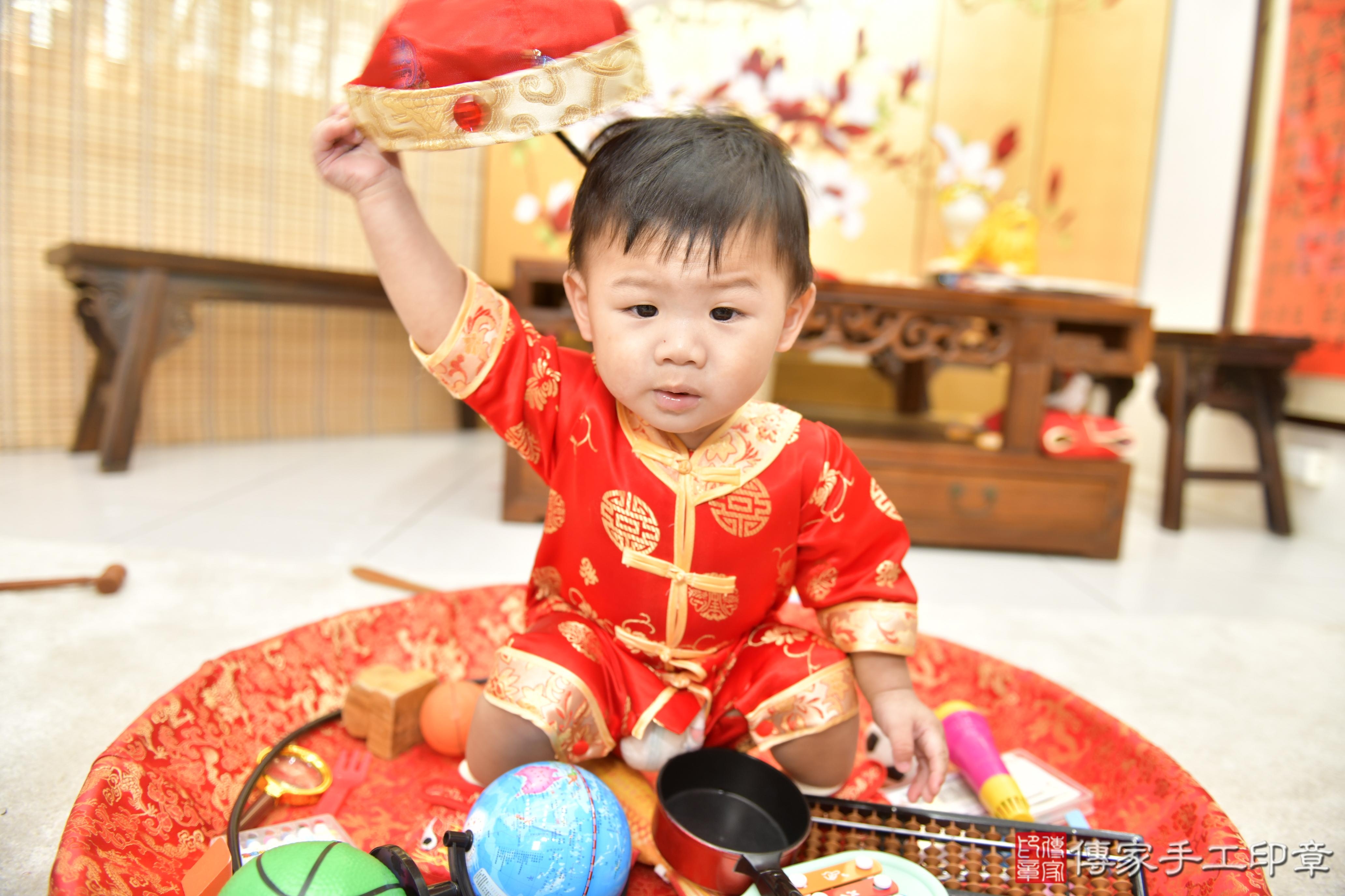傳家手工印章新竹店、抓周、度脺、美式風會場、傳家嬰兒古禮、吉祥話、抓周道具物品24種、拍照。抓周證書。寶寶抓周、滿周歲、生日快樂、祝福 傳家手工印章新竹店、抓周、度脺、美式風會場、傳家嬰兒古禮、吉祥話、抓周道具物品24種、拍照。抓周證書。寶寶抓周、滿周歲、生日快樂、祝福