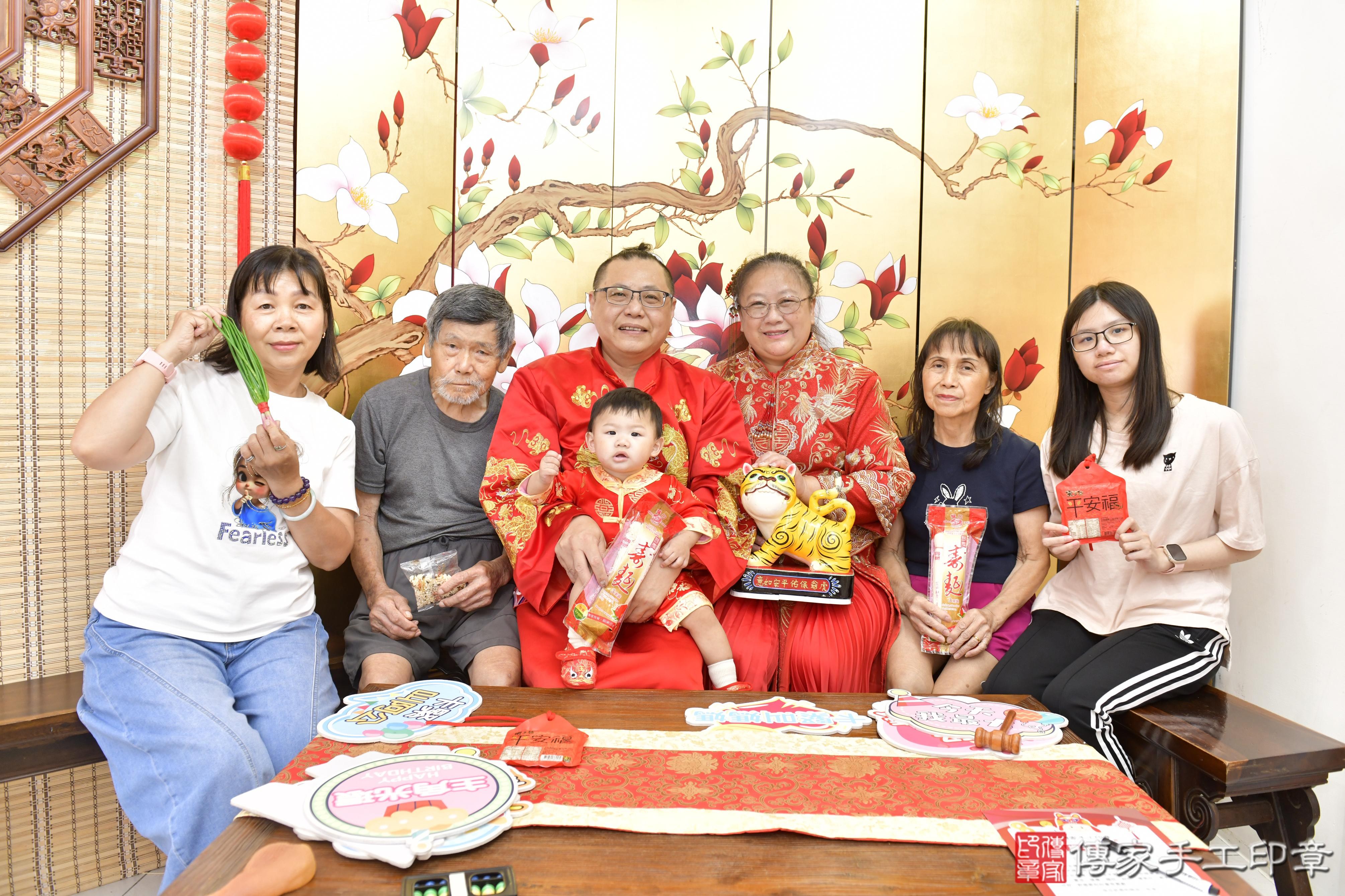 傳家手工印章新竹店、抓周、度脺、美式風會場、傳家嬰兒古禮、吉祥話、抓周道具物品24種、拍照。抓周證書。寶寶抓周、滿周歲、生日快樂、祝福 傳家手工印章新竹店、抓周、度脺、美式風會場、傳家嬰兒古禮、吉祥話、抓周道具物品24種、拍照。抓周證書。寶寶抓周、滿周歲、生日快樂、祝福