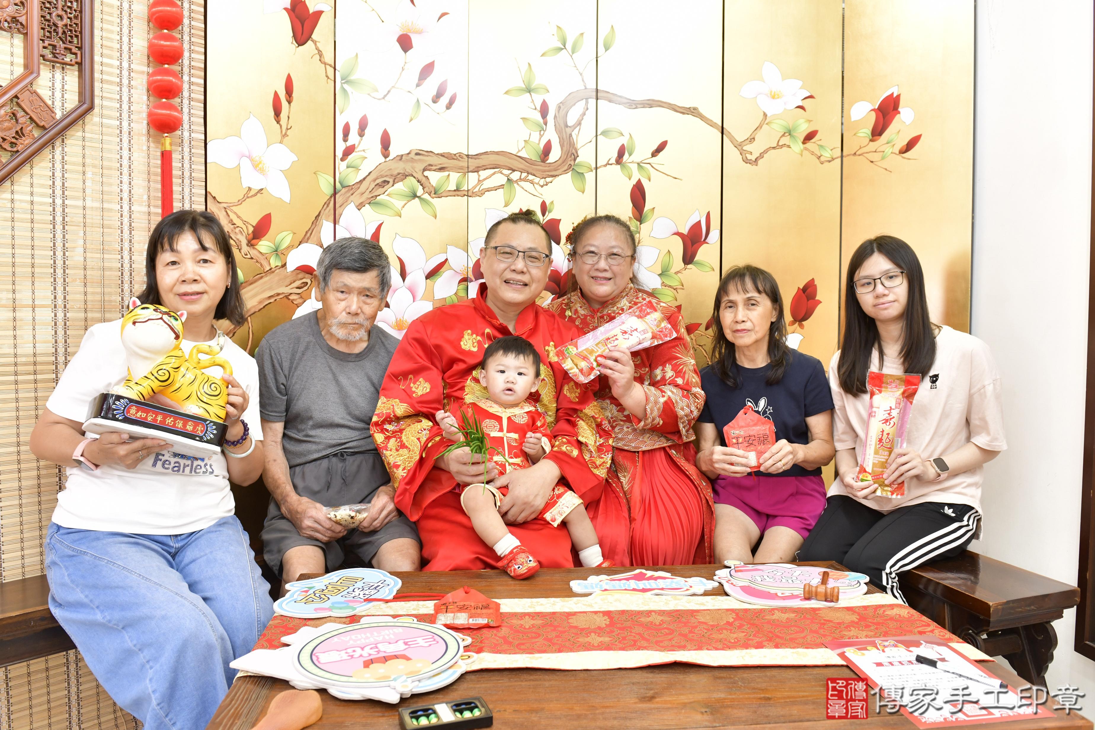 傳家手工印章新竹店、抓周、度脺、美式風會場、傳家嬰兒古禮、吉祥話、抓周道具物品24種、拍照。抓周證書。寶寶抓周、滿周歲、生日快樂、祝福 傳家手工印章新竹店、抓周、度脺、美式風會場、傳家嬰兒古禮、吉祥話、抓周道具物品24種、拍照。抓周證書。寶寶抓周、滿周歲、生日快樂、祝福