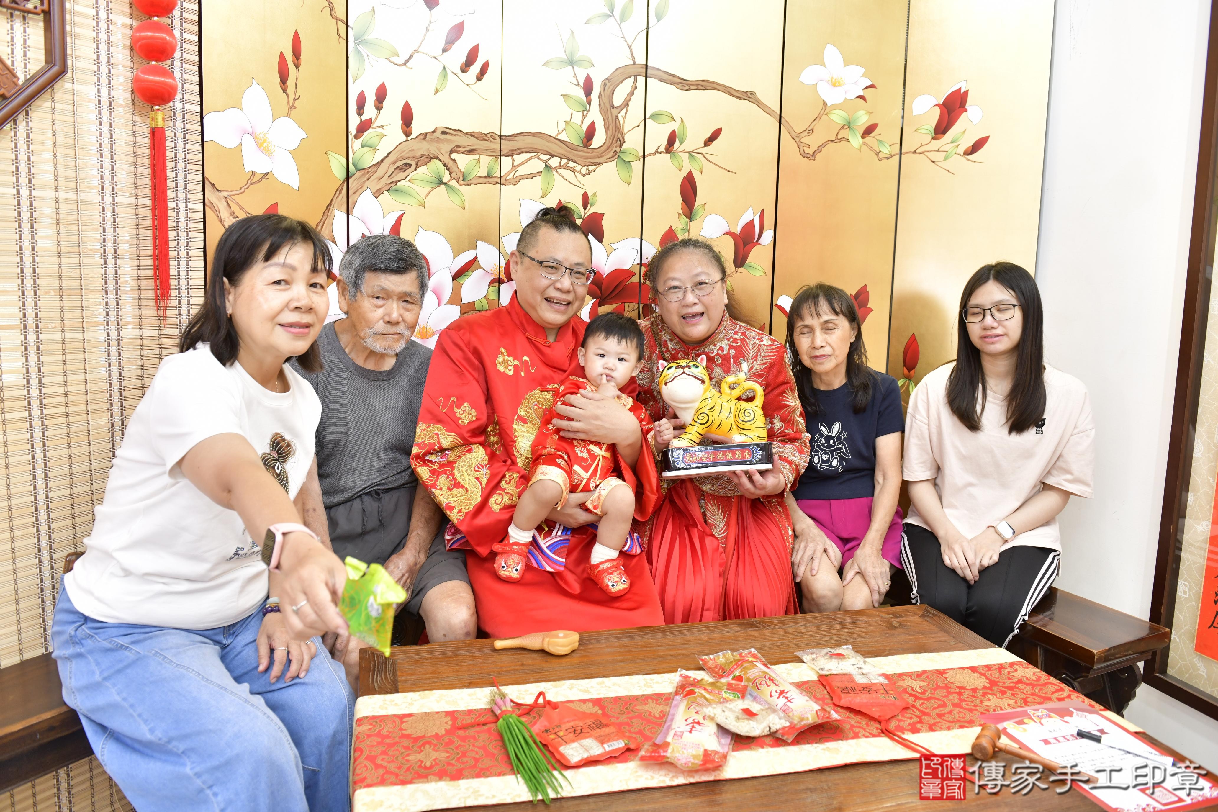 傳家手工印章新竹店、抓周、度脺、美式風會場、傳家嬰兒古禮、吉祥話、抓周道具物品24種、拍照。抓周證書。寶寶抓周、滿周歲、生日快樂、祝福 傳家手工印章新竹店、抓周、度脺、美式風會場、傳家嬰兒古禮、吉祥話、抓周道具物品24種、拍照。抓周證書。寶寶抓周、滿周歲、生日快樂、祝福