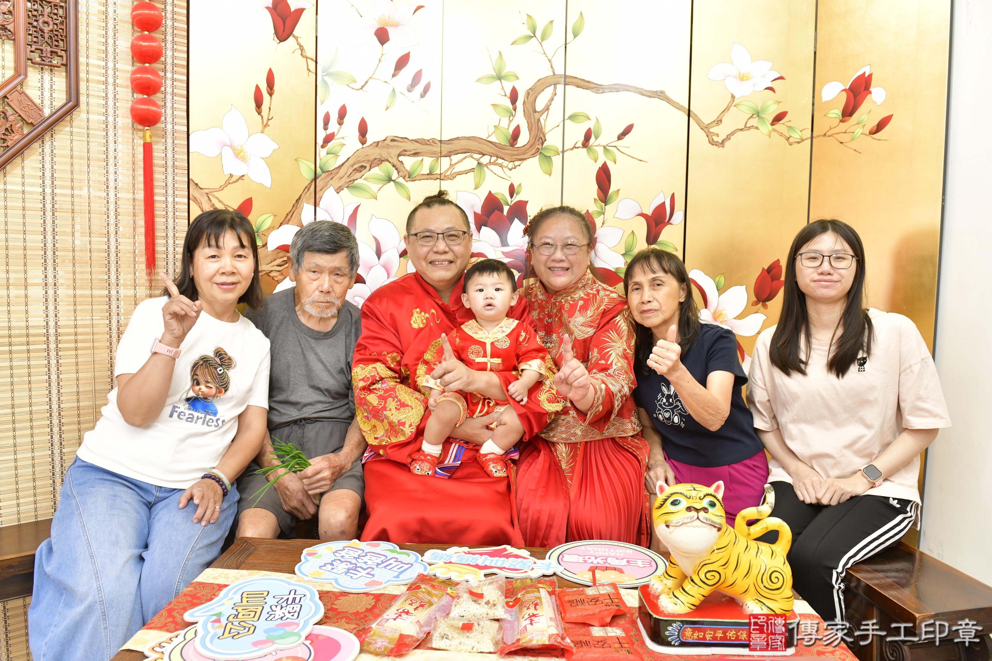 傳家手工印章新竹店、抓周、度脺、美式風會場、傳家嬰兒古禮、吉祥話、抓周道具物品24種、拍照。抓周證書。寶寶抓周、滿周歲、生日快樂、祝福 傳家手工印章新竹店、抓周、度脺、美式風會場、傳家嬰兒古禮、吉祥話、抓周道具物品24種、拍照。抓周證書。寶寶抓周、滿周歲、生日快樂、祝福