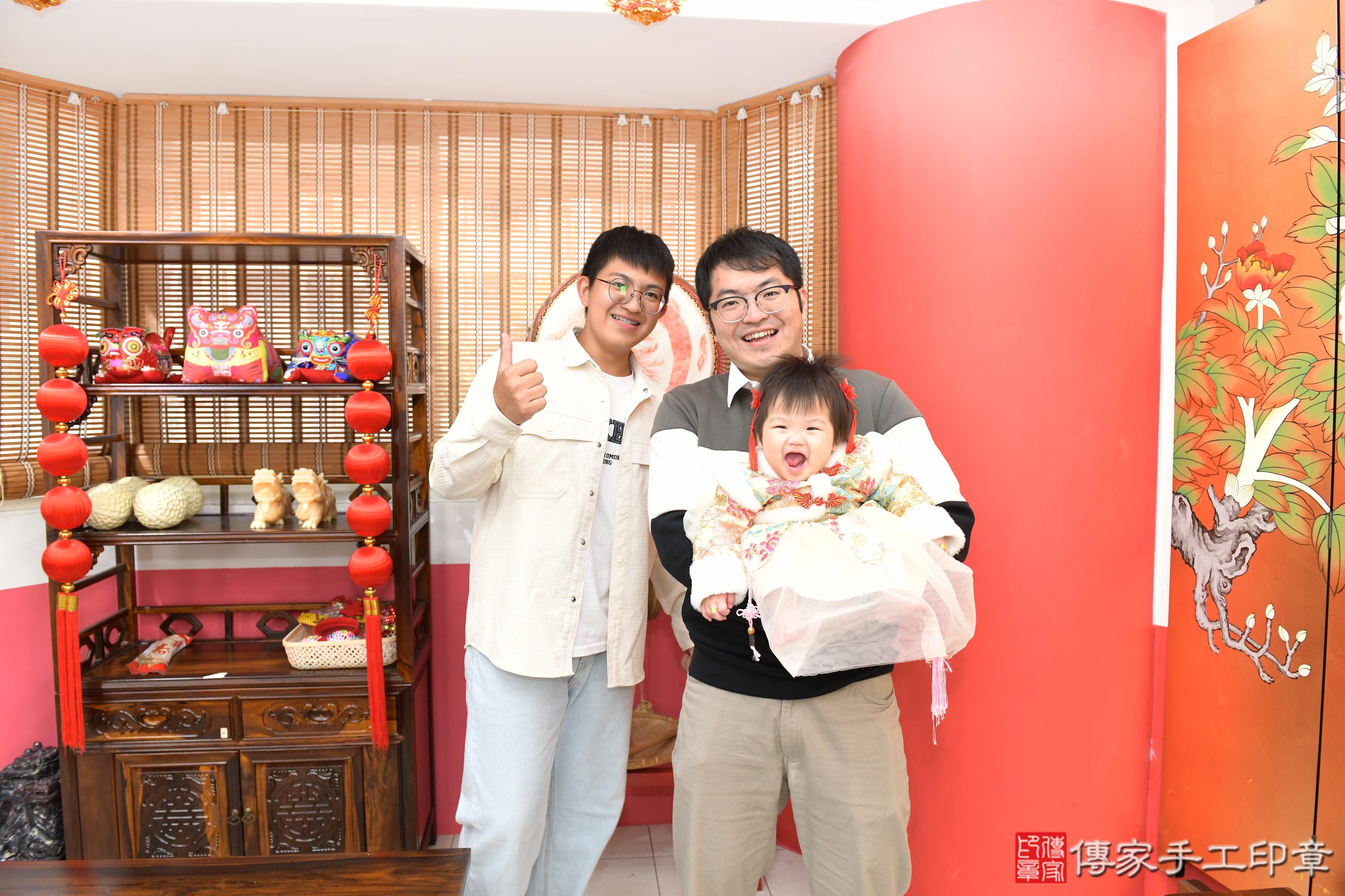 傳家手工印章桃園店、抓周、度晬、中國風會場、抓周道具物品、抓周證書、滿周歲、槿槿寶寶、桃園市、拍照、生日快樂 傳家手工印章桃園店、抓周、度晬、中國風會場、抓周道具物品、抓周證書、滿周歲、槿槿寶寶、桃園市、拍照、生日快樂