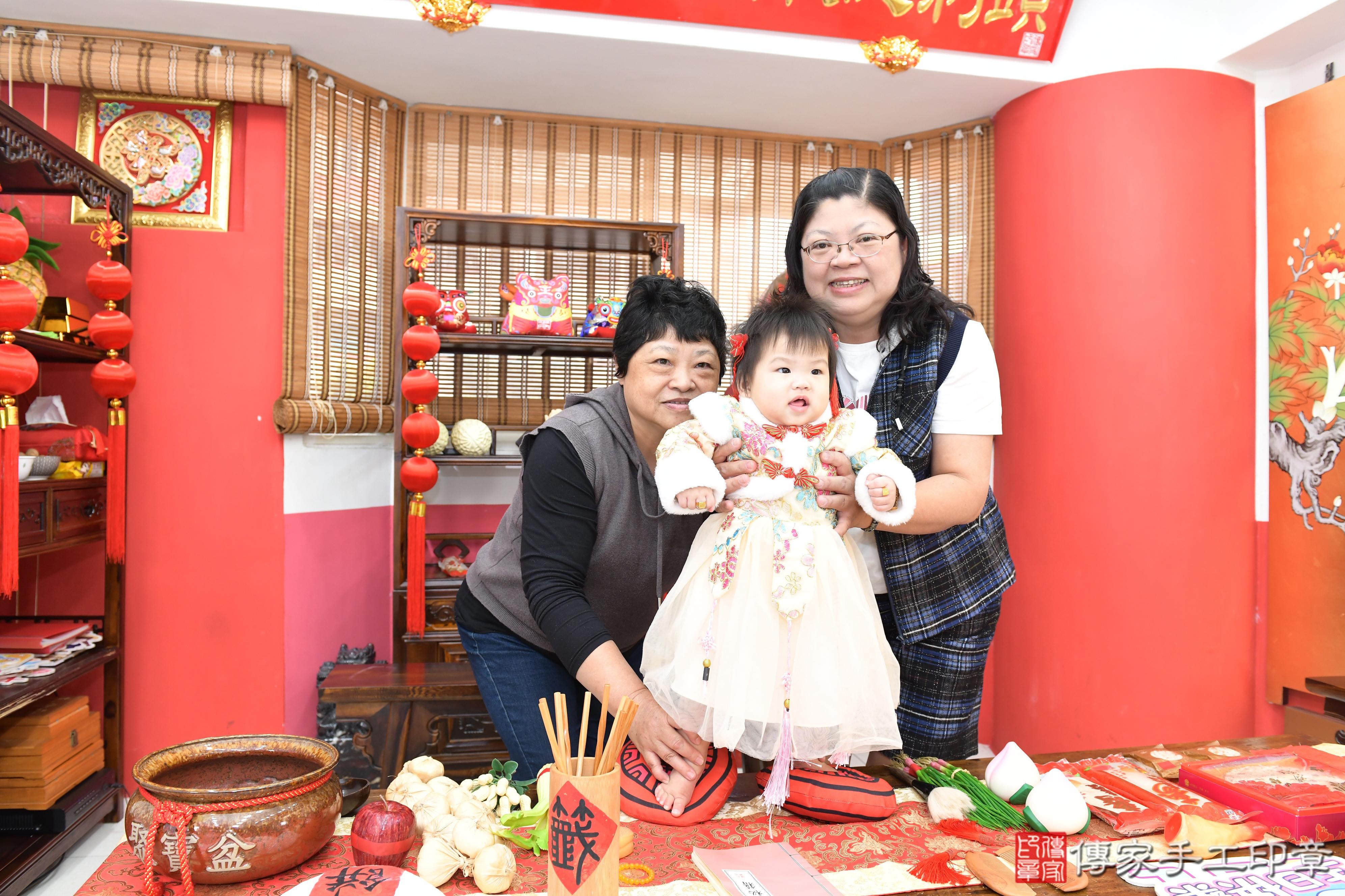 傳家手工印章桃園店、抓周、度晬、中國風會場、抓周道具物品、抓周證書、滿周歲、槿槿寶寶、桃園市、拍照、生日快樂 傳家手工印章桃園店、抓周、度晬、中國風會場、抓周道具物品、抓周證書、滿周歲、槿槿寶寶、桃園市、拍照、生日快樂