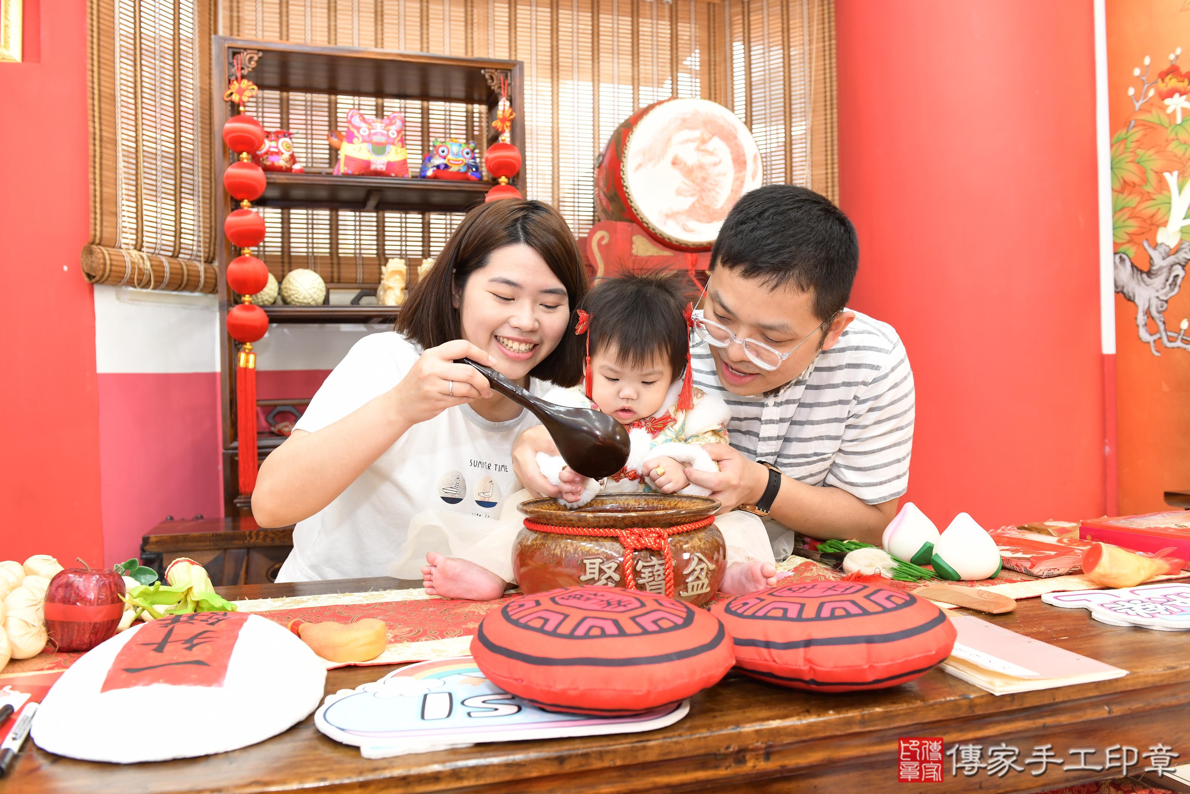 傳家手工印章桃園店、抓周、度晬、中國風會場、抓周道具物品、抓周證書、滿周歲、槿槿寶寶、桃園市、拍照、生日快樂 傳家手工印章桃園店、抓周、度晬、中國風會場、抓周道具物品、抓周證書、滿周歲、槿槿寶寶、桃園市、拍照、生日快樂