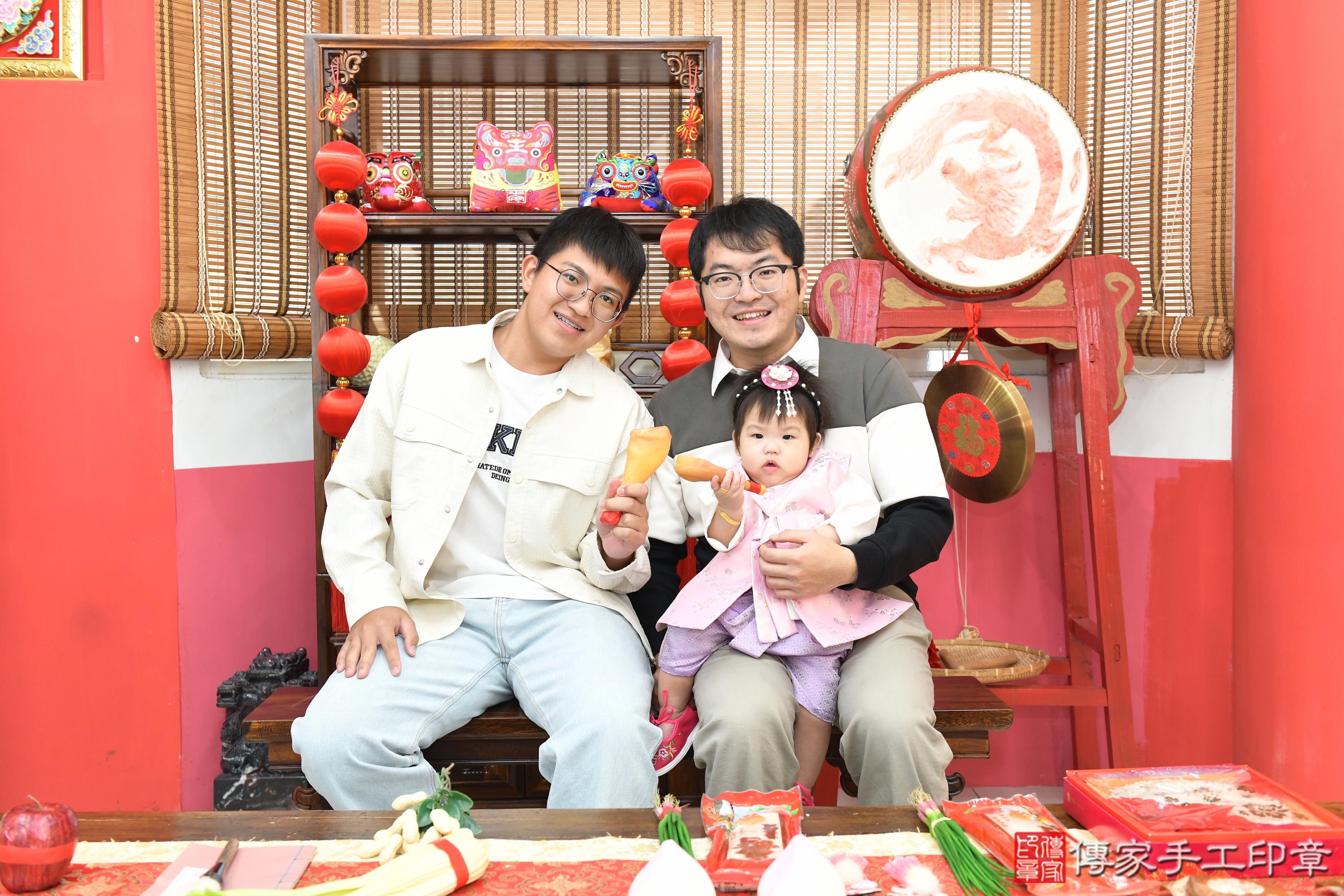 傳家手工印章桃園店、抓周、度晬、中國風會場、抓周道具物品、抓周證書、滿周歲、槿槿寶寶、桃園市、拍照、生日快樂 傳家手工印章桃園店、抓周、度晬、中國風會場、抓周道具物品、抓周證書、滿周歲、槿槿寶寶、桃園市、拍照、生日快樂