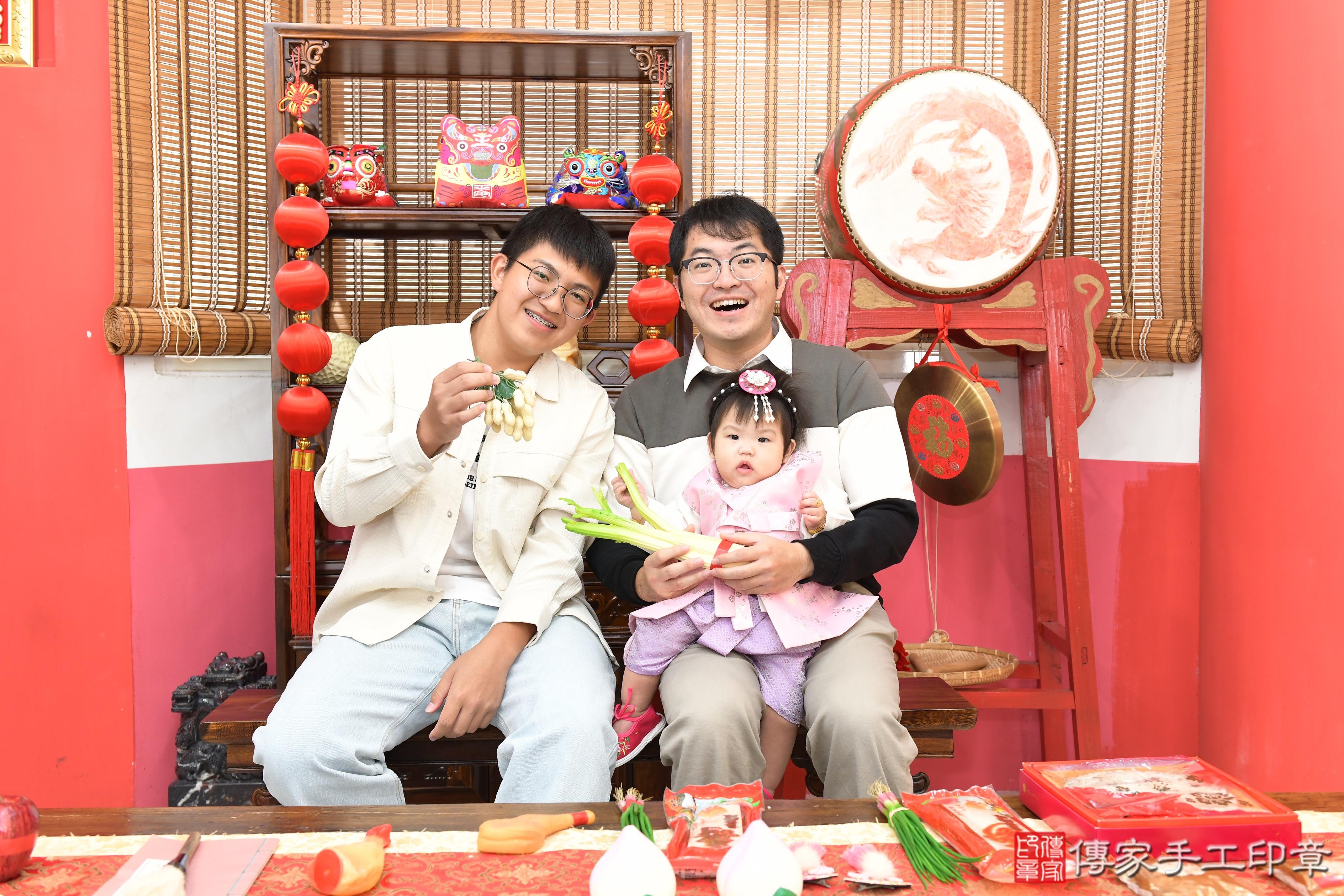 傳家手工印章桃園店、抓周、度晬、中國風會場、抓周道具物品、抓周證書、滿周歲、槿槿寶寶、桃園市、拍照、生日快樂 傳家手工印章桃園店、抓周、度晬、中國風會場、抓周道具物品、抓周證書、滿周歲、槿槿寶寶、桃園市、拍照、生日快樂