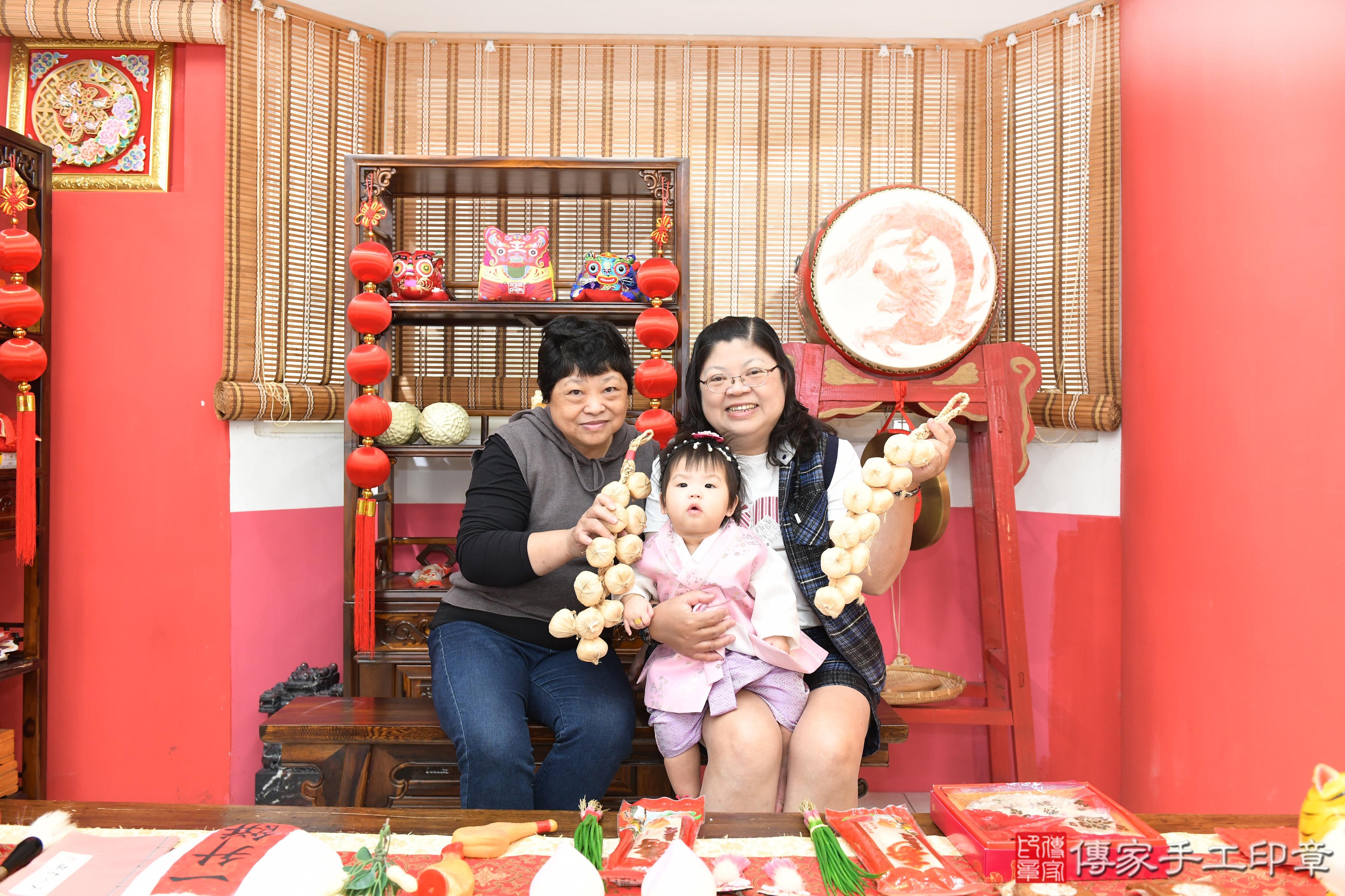 傳家手工印章桃園店、抓周、度晬、中國風會場、抓周道具物品、抓周證書、滿周歲、槿槿寶寶、桃園市、拍照、生日快樂 傳家手工印章桃園店、抓周、度晬、中國風會場、抓周道具物品、抓周證書、滿周歲、槿槿寶寶、桃園市、拍照、生日快樂