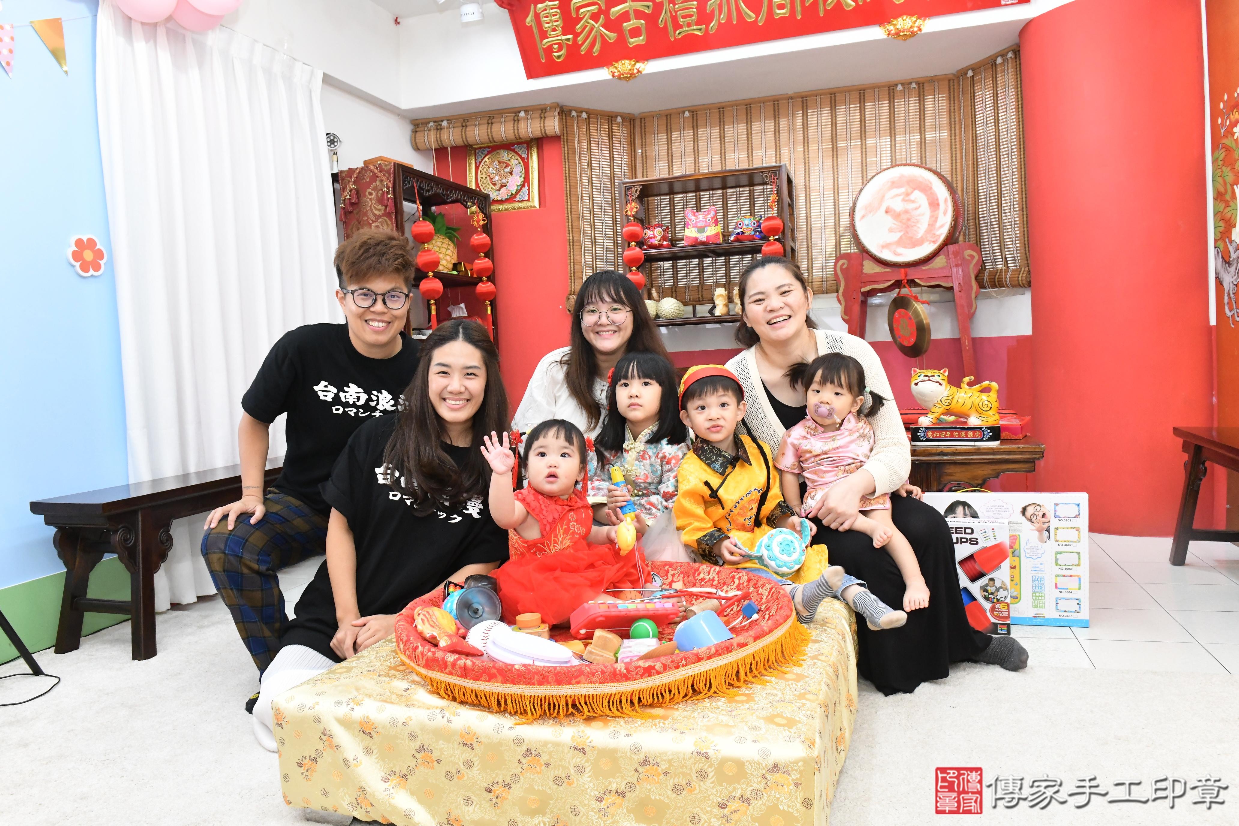 傳家手工印章桃園店、抓周、度晬、中國風會場、抓周道具物品、抓周證書、滿周歲、潼潼寶寶、桃園市、拍照、生日快樂 傳家手工印章桃園店、抓周、度晬、中國風會場、抓周道具物品、抓周證書、滿周歲、潼潼寶寶、桃園市、拍照、生日快樂