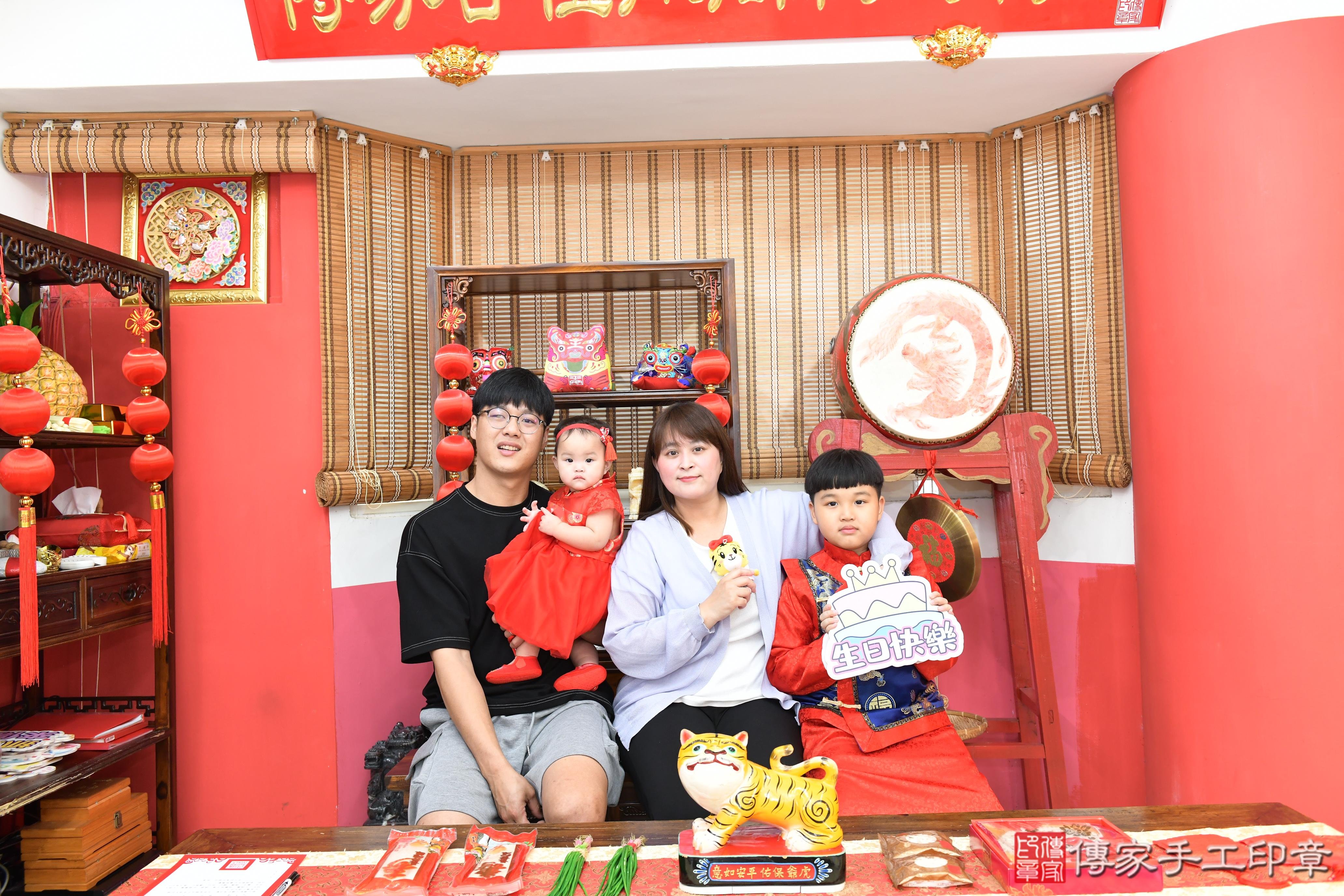 傳家手工印章桃園店、抓周、度晬、中國風會場、抓周道具物品、抓周證書、滿周歲、臻臻寶寶、桃園市、拍照、生日快樂