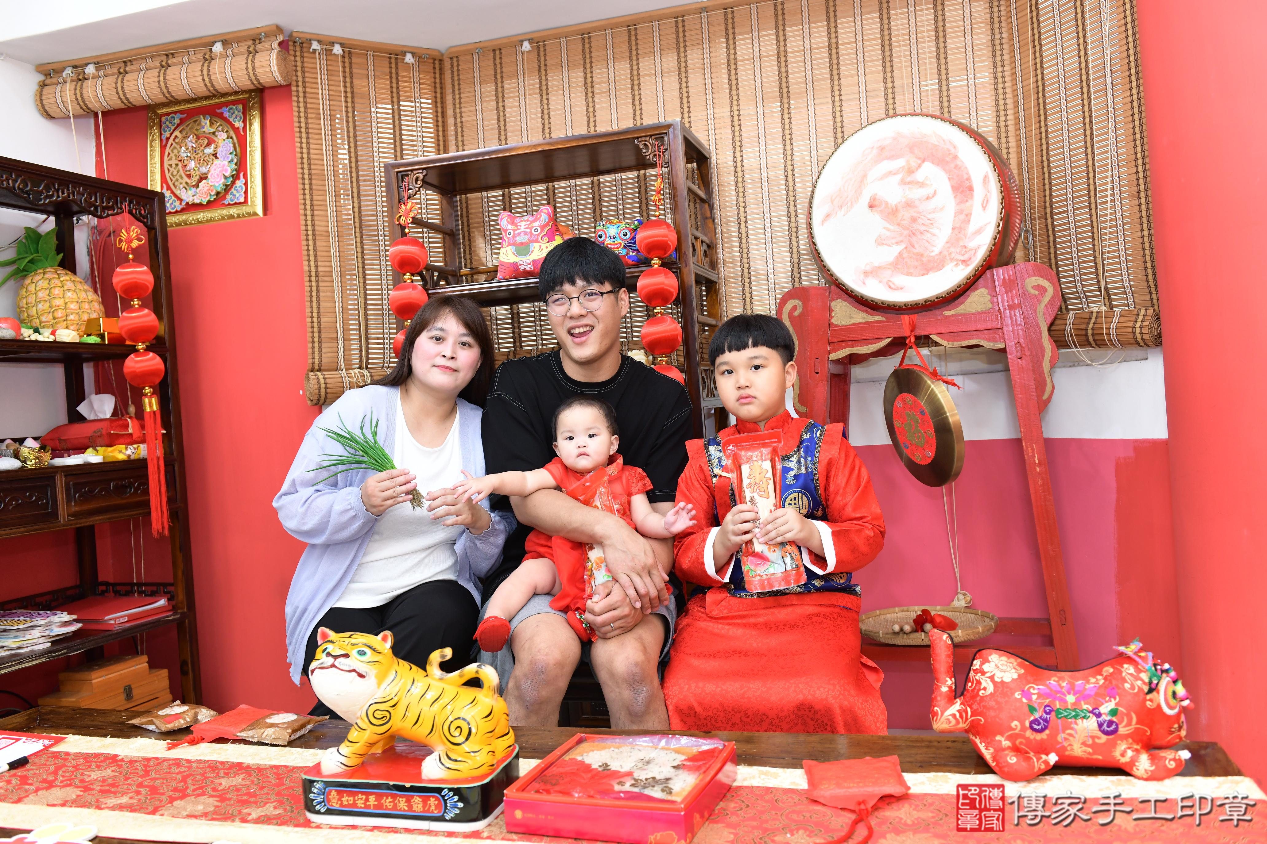 傳家手工印章桃園店、抓周、度晬、中國風會場、抓周道具物品、抓周證書、滿周歲、臻臻寶寶、桃園市、拍照、生日快樂