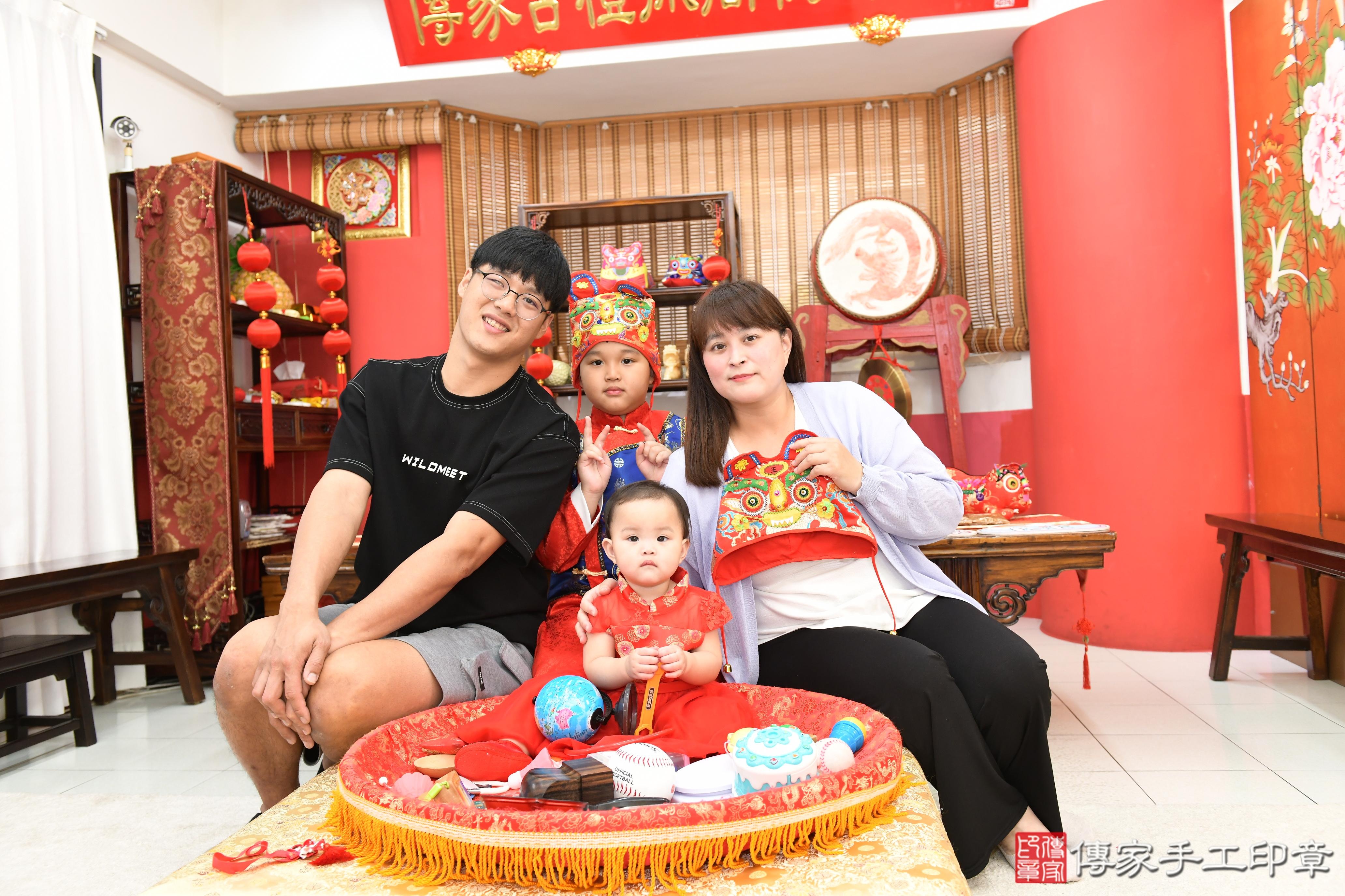 傳家手工印章桃園店、抓周、度晬、中國風會場、抓周道具物品、抓周證書、滿周歲、臻臻寶寶、桃園市、拍照、生日快樂