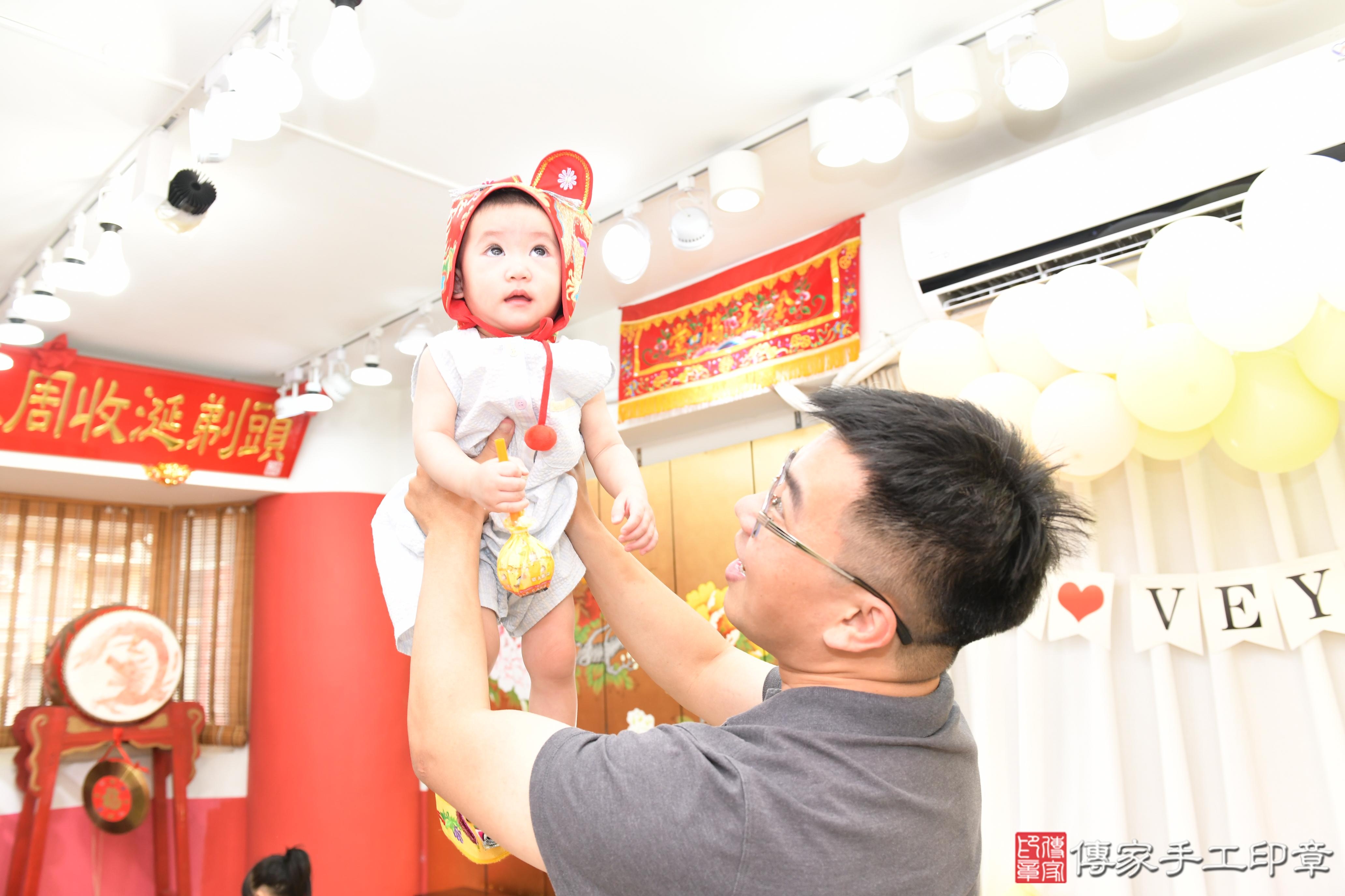 傳家手工印章桃園店、美式抓周、抓周道具、未來職業、滿周歲、小寧寶寶、桃園市、拍照、生日快樂
