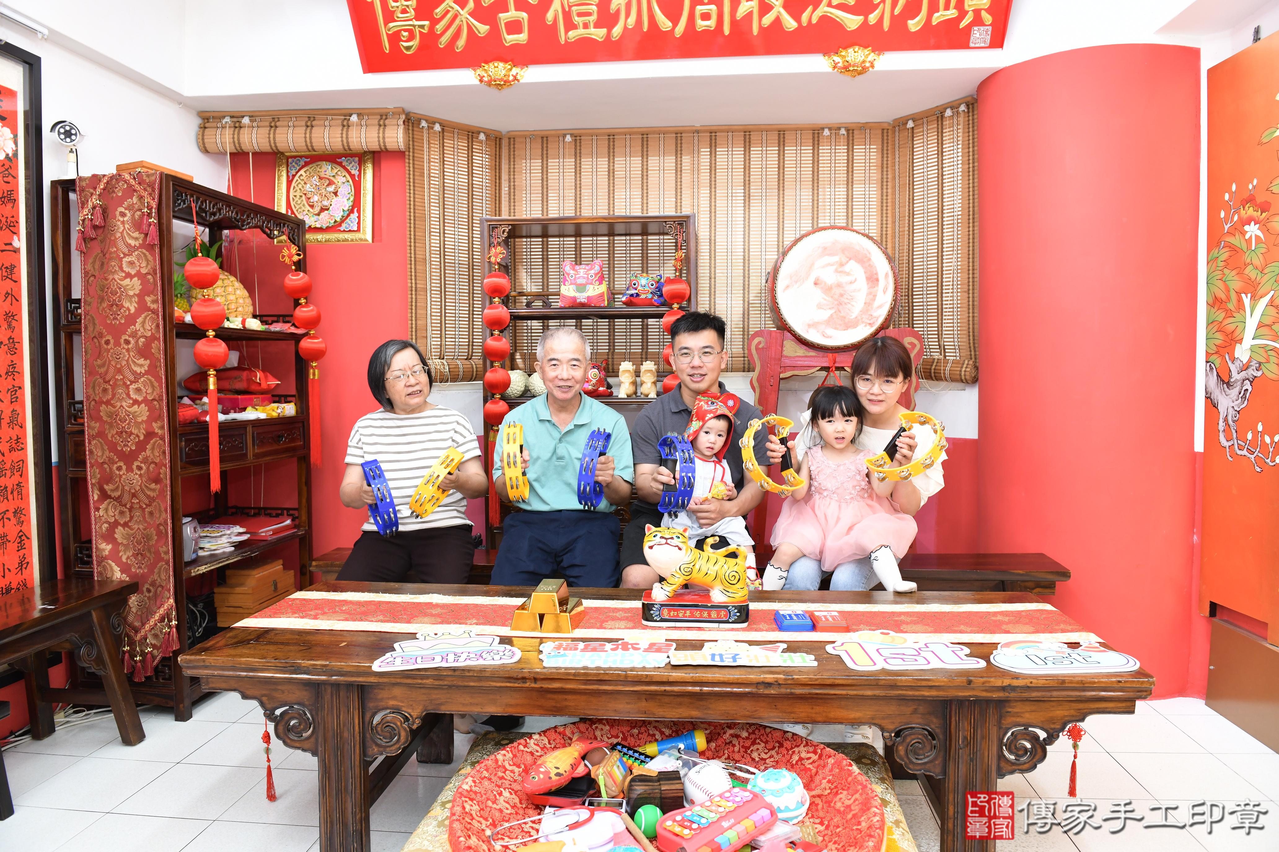 傳家手工印章桃園店、美式抓周、抓周道具、未來職業、滿周歲、小寧寶寶、桃園市、拍照、生日快樂