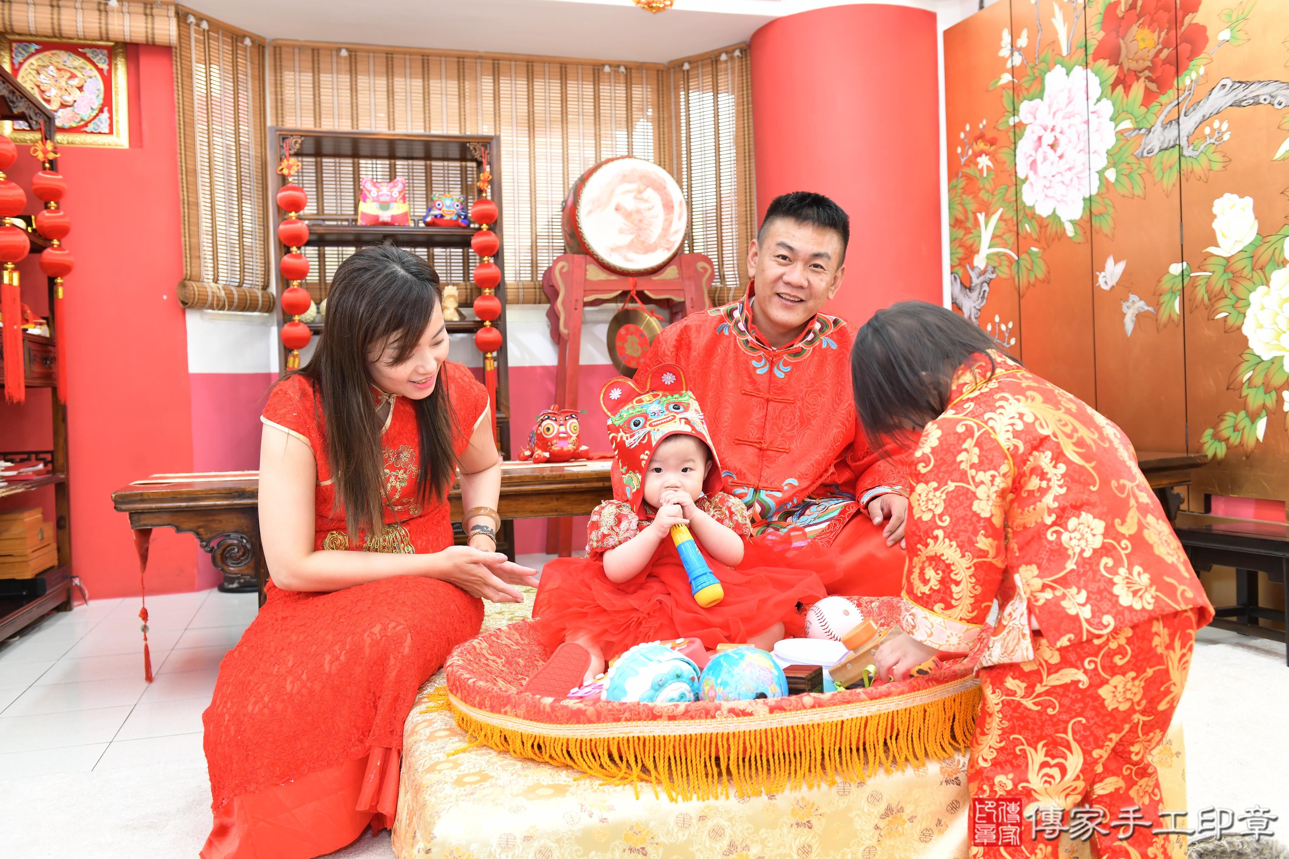 傳家手工印章桃園店、抓周、度晬、中國風會場、抓周道具物品、抓周證書、滿周歲、小瑜寶寶、桃園市、拍照、生日快樂