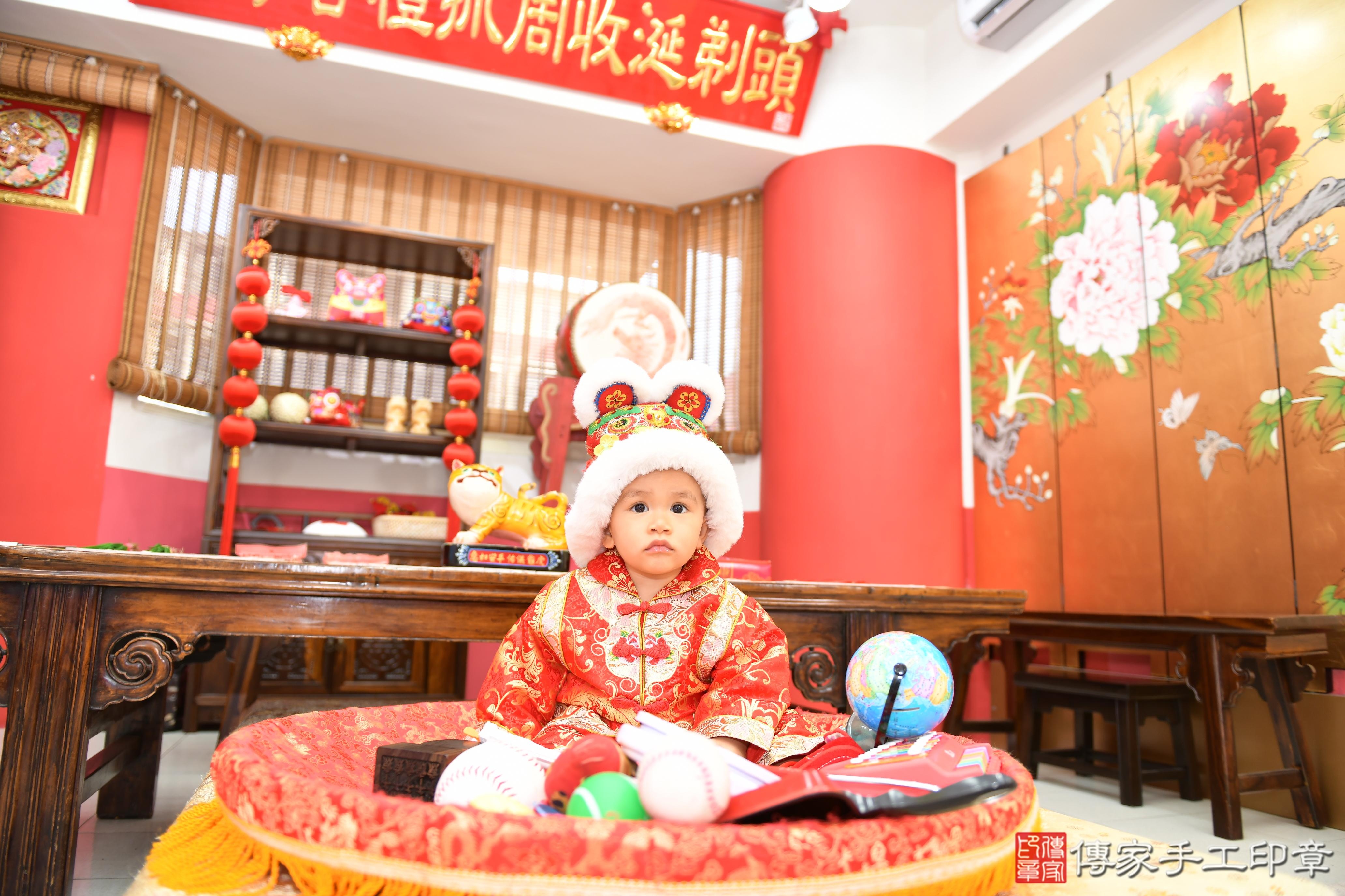 傳家手工印章桃園店、抓周、度晬、中國風會場、抓周道具物品、抓周證書、滿周歲、宏宏寶寶、桃園市、拍照、生日快樂 傳家手工印章桃園店、抓周、度晬、中國風會場、抓周道具物品、抓周證書、滿周歲、宏宏寶寶、桃園市、拍照、生日快樂