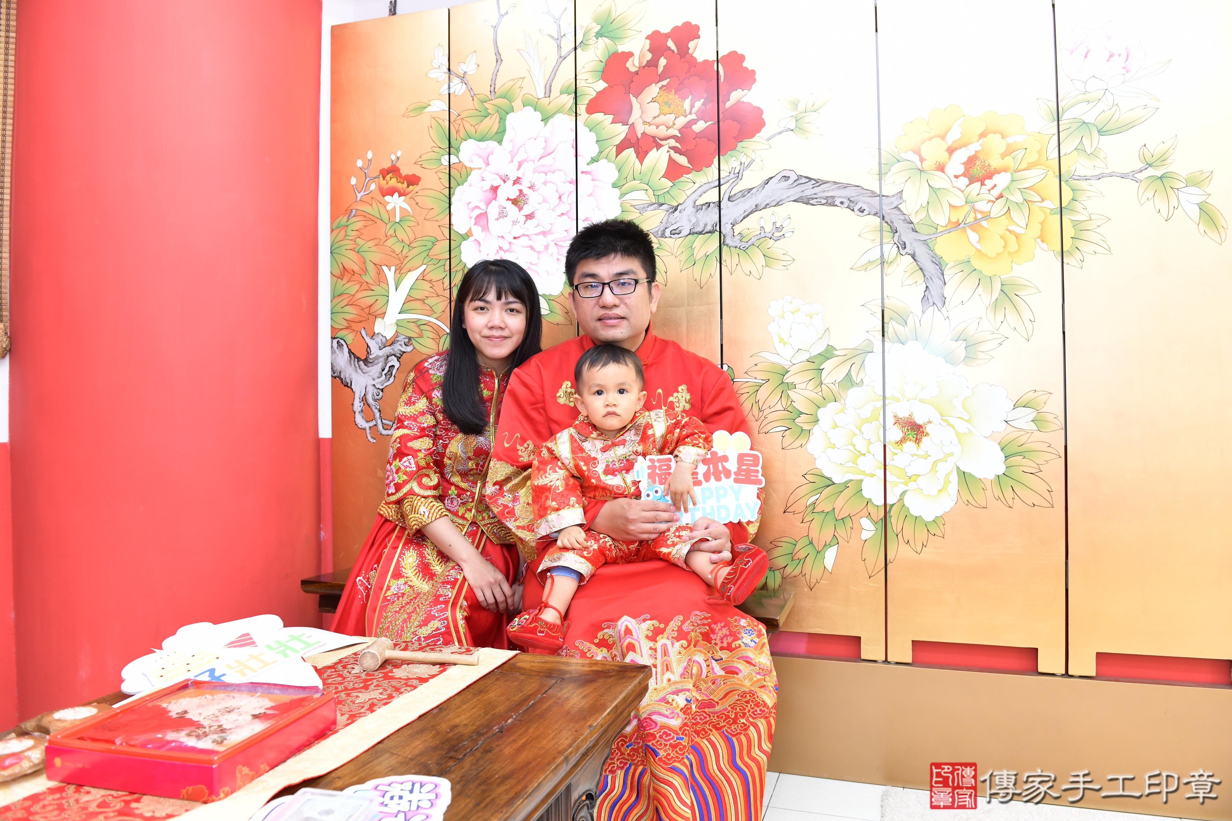 傳家手工印章桃園店、抓周、度晬、中國風會場、抓周道具物品、抓周證書、滿周歲、宏宏寶寶、桃園市、拍照、生日快樂 傳家手工印章桃園店、抓周、度晬、中國風會場、抓周道具物品、抓周證書、滿周歲、宏宏寶寶、桃園市、拍照、生日快樂