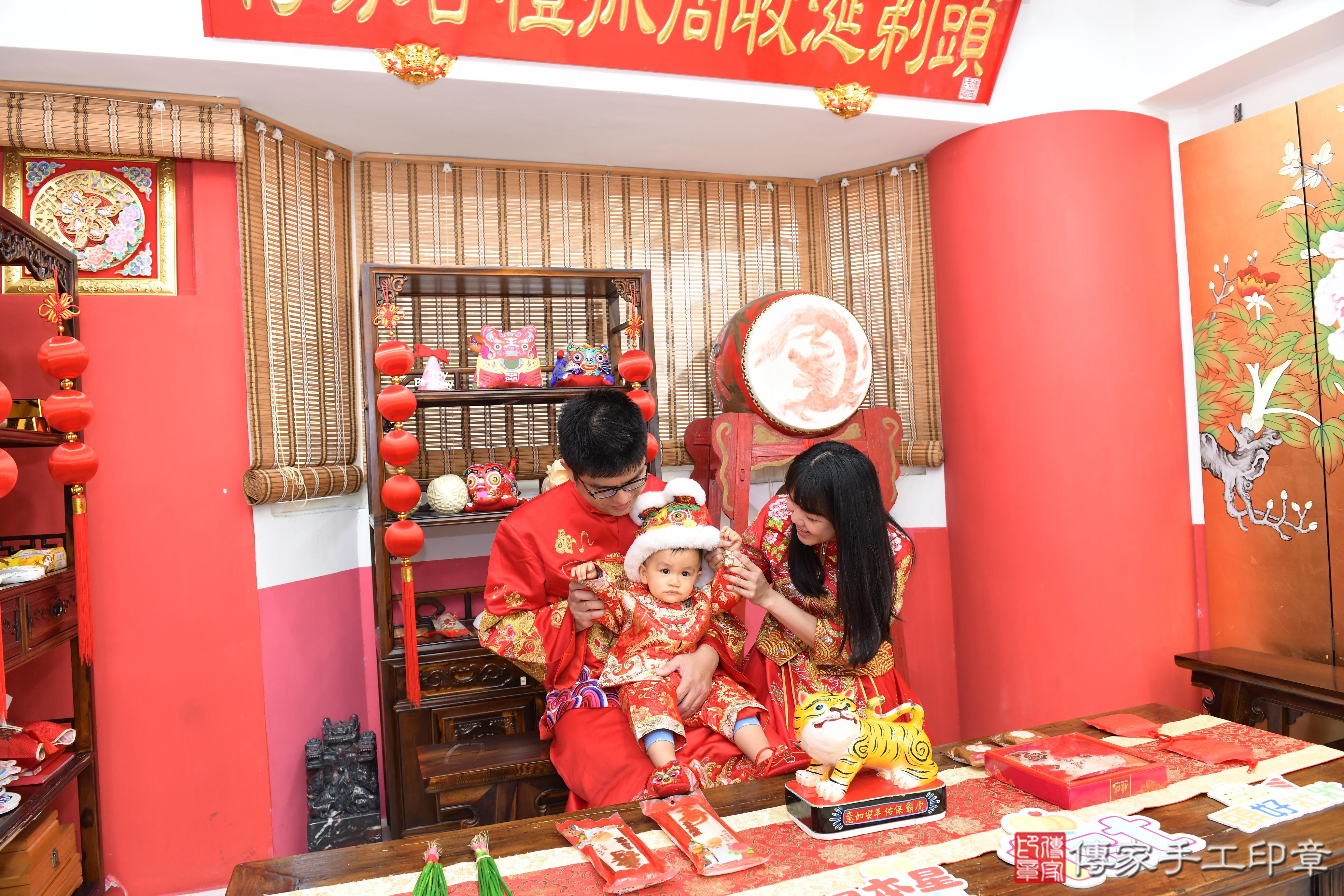 傳家手工印章桃園店、抓周、度晬、中國風會場、抓周道具物品、抓周證書、滿周歲、宏宏寶寶、桃園市、拍照、生日快樂 傳家手工印章桃園店、抓周、度晬、中國風會場、抓周道具物品、抓周證書、滿周歲、宏宏寶寶、桃園市、拍照、生日快樂