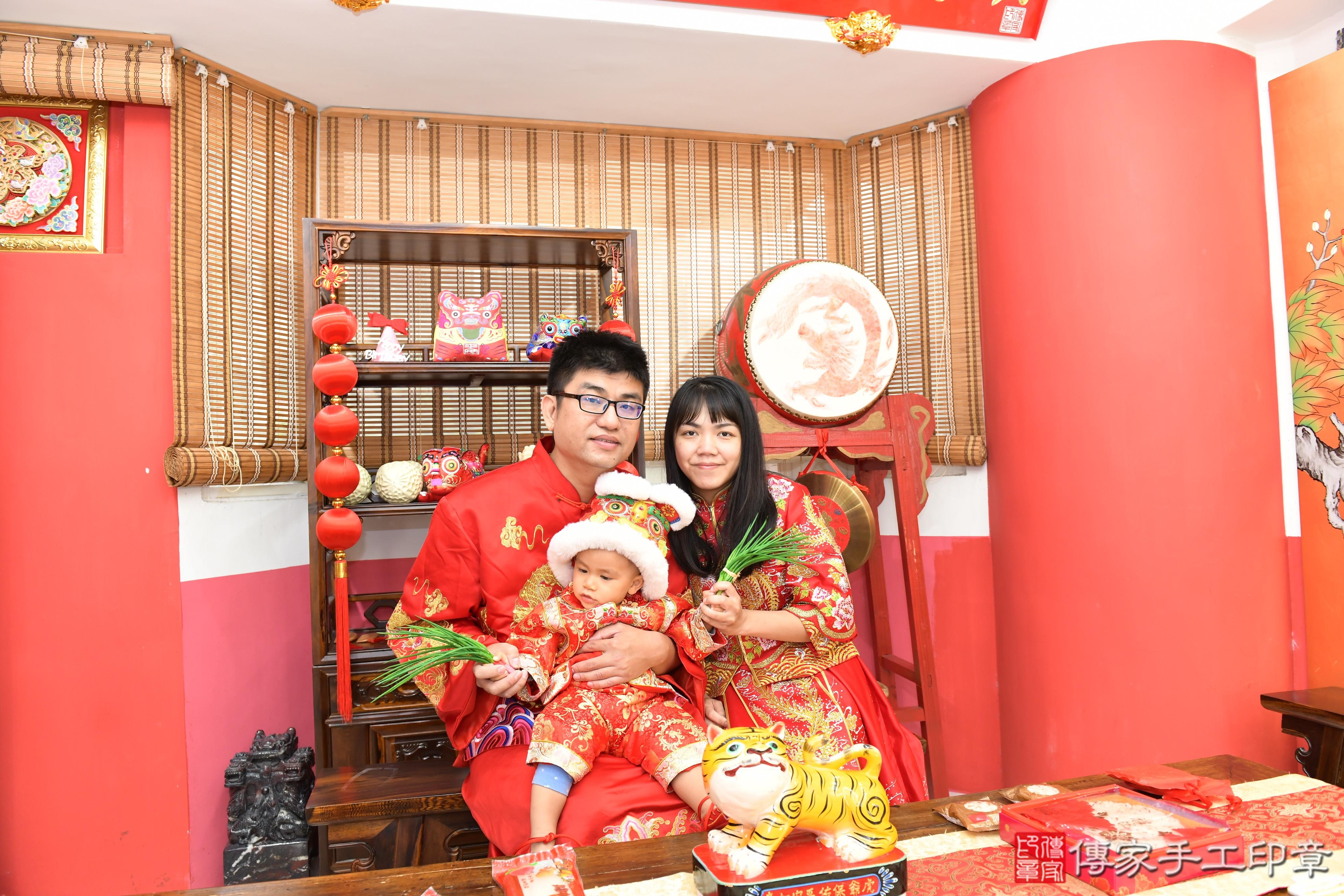 傳家手工印章桃園店、抓周、度晬、中國風會場、抓周道具物品、抓周證書、滿周歲、宏宏寶寶、桃園市、拍照、生日快樂 傳家手工印章桃園店、抓周、度晬、中國風會場、抓周道具物品、抓周證書、滿周歲、宏宏寶寶、桃園市、拍照、生日快樂