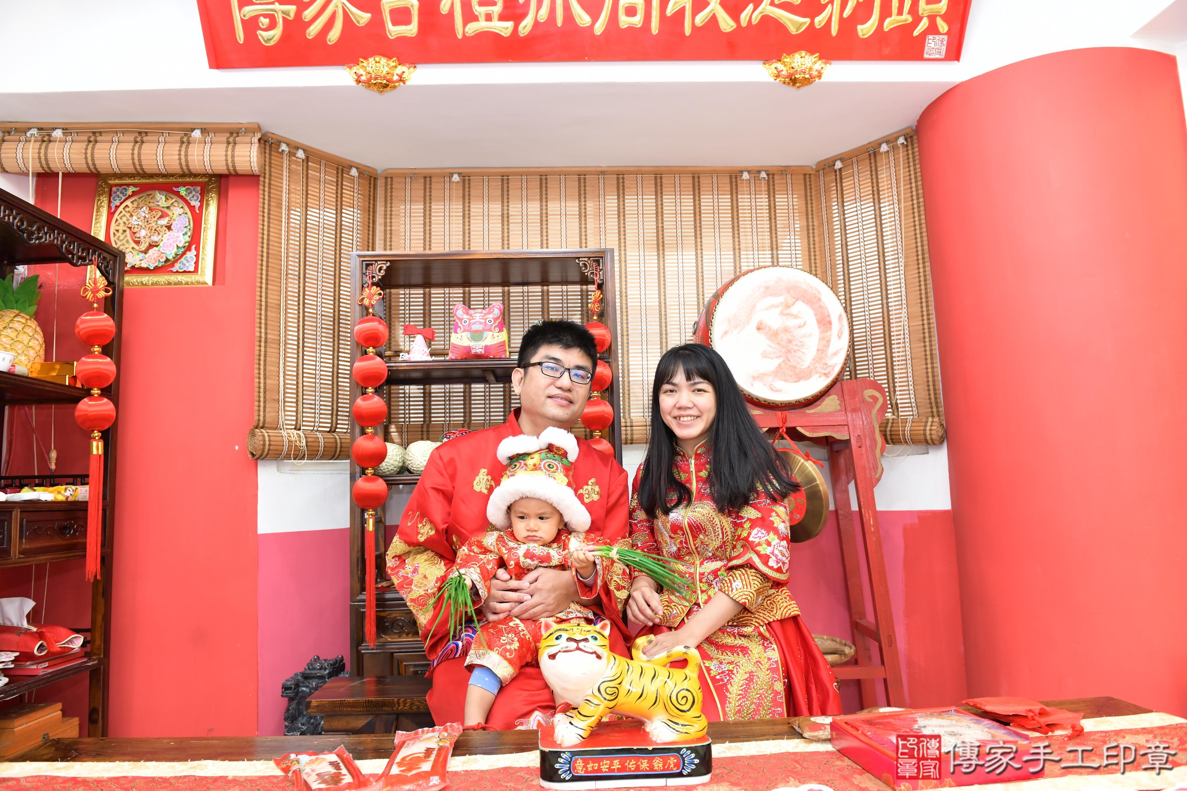 傳家手工印章桃園店、抓周、度晬、中國風會場、抓周道具物品、抓周證書、滿周歲、宏宏寶寶、桃園市、拍照、生日快樂 傳家手工印章桃園店、抓周、度晬、中國風會場、抓周道具物品、抓周證書、滿周歲、宏宏寶寶、桃園市、拍照、生日快樂