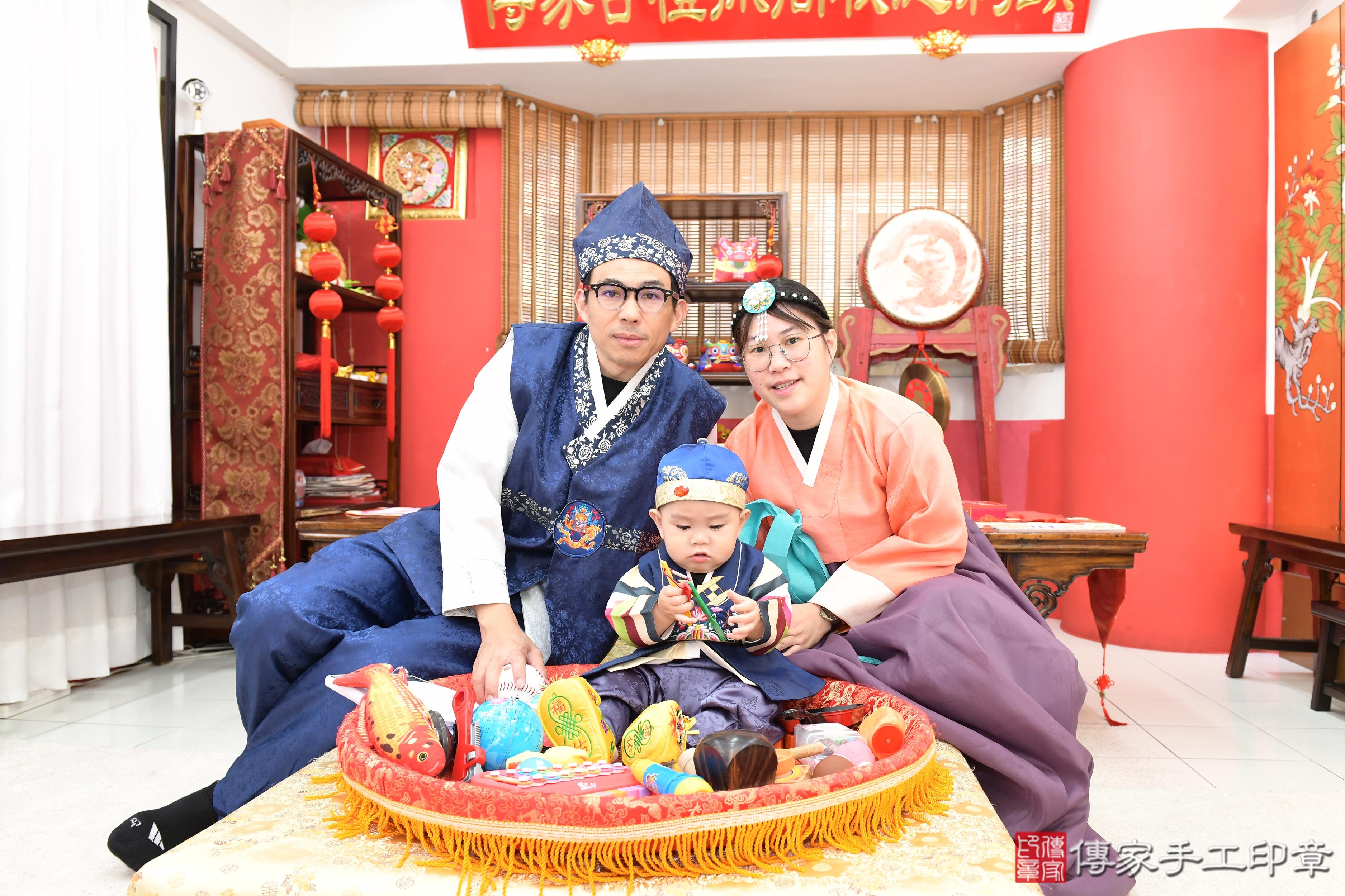 傳家手工印章桃園店、美式抓周、抓周道具、未來職業、滿周歲、箖箖寶寶、桃園市、拍照、生日快樂