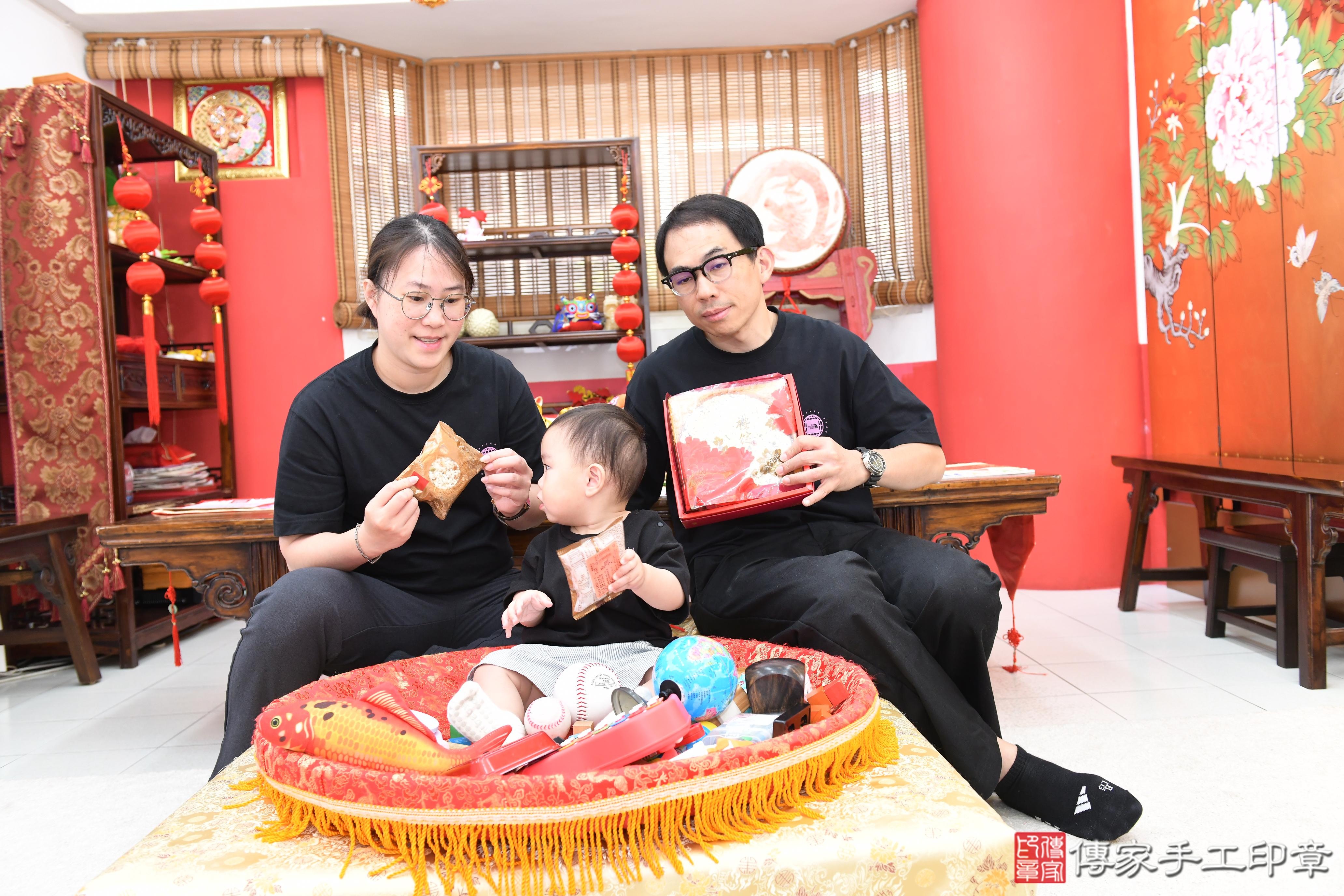 傳家手工印章桃園店、美式抓周、抓周道具、未來職業、滿周歲、箖箖寶寶、桃園市、拍照、生日快樂