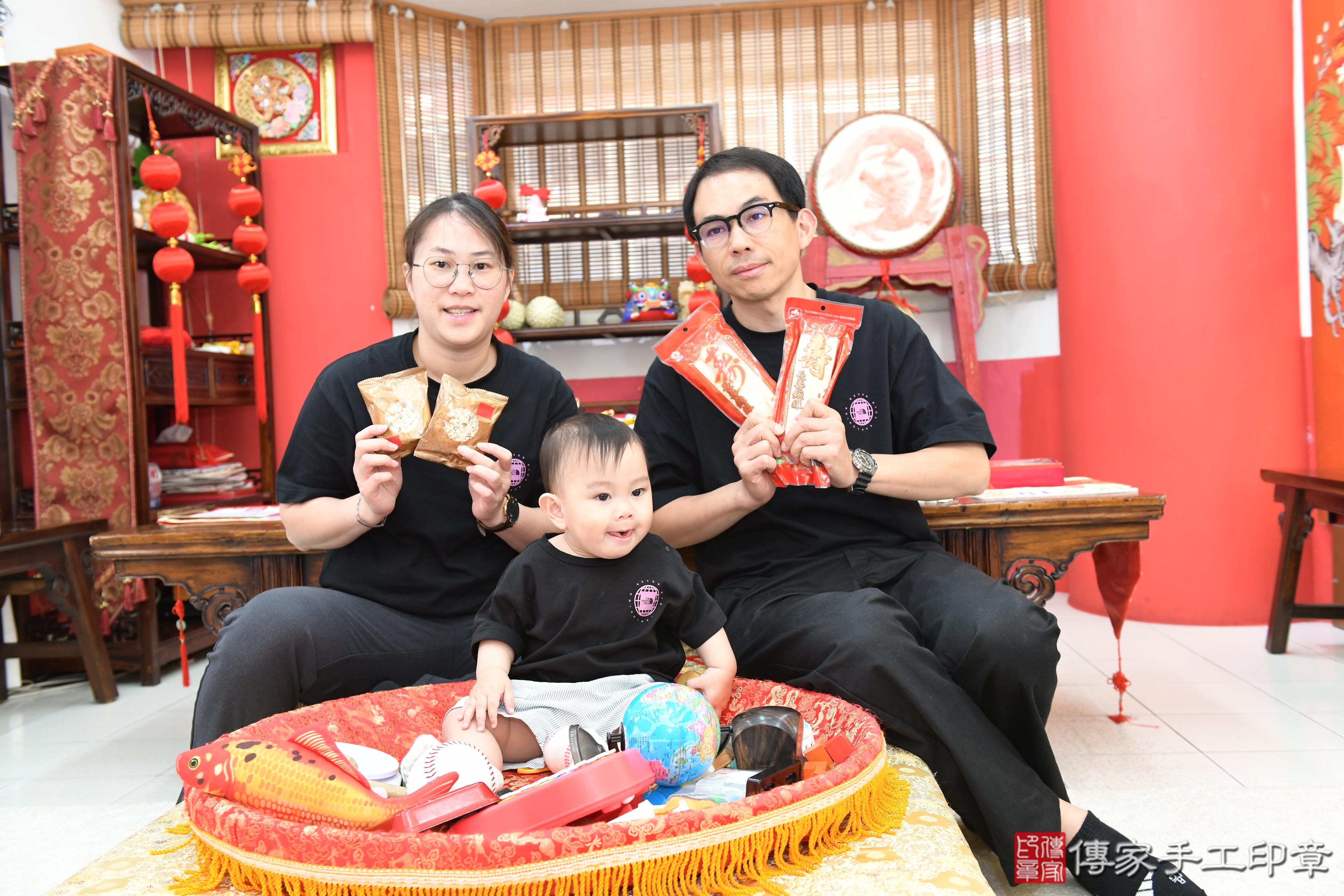 傳家手工印章桃園店、美式抓周、抓周道具、未來職業、滿周歲、箖箖寶寶、桃園市、拍照、生日快樂