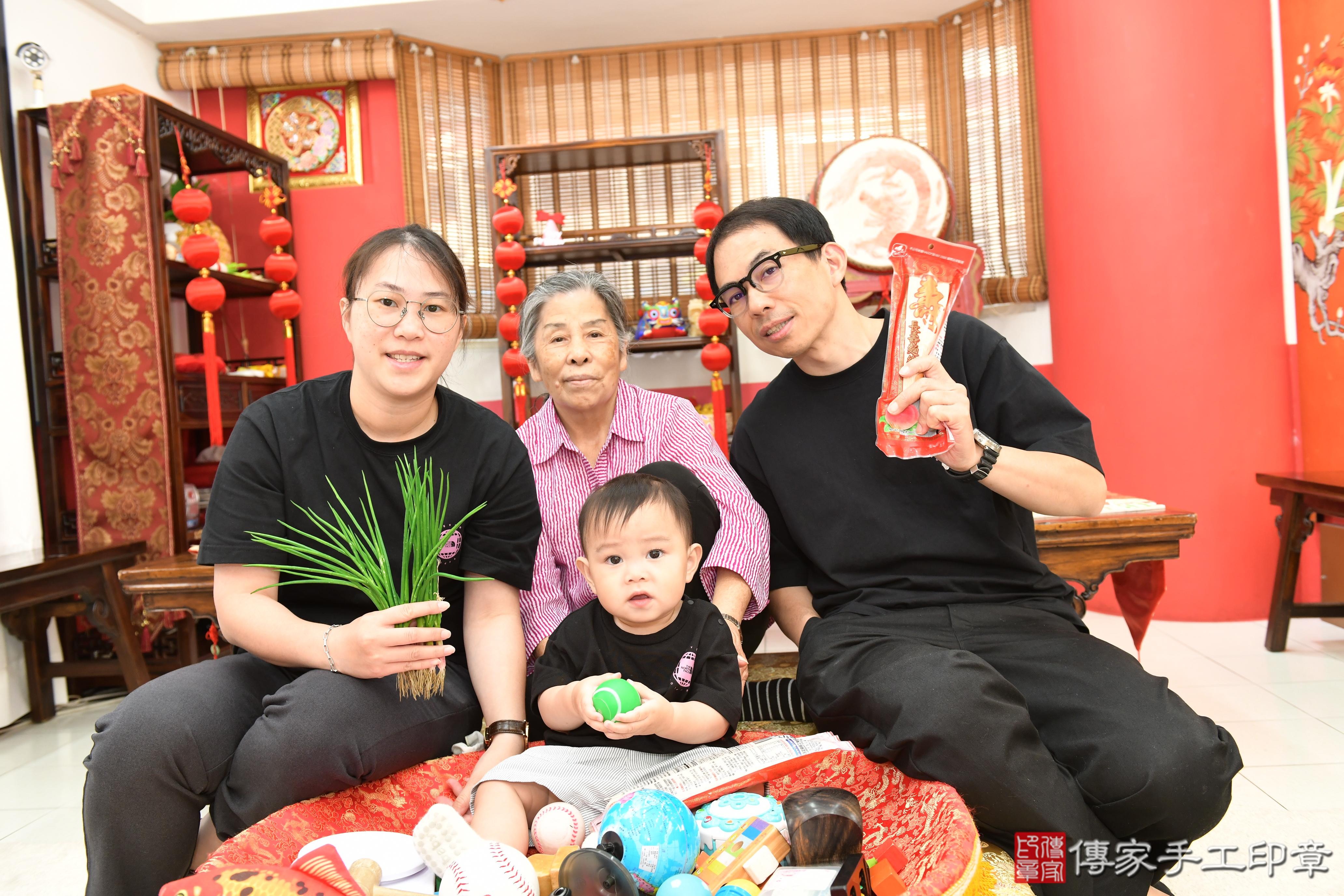 傳家手工印章桃園店、美式抓周、抓周道具、未來職業、滿周歲、箖箖寶寶、桃園市、拍照、生日快樂