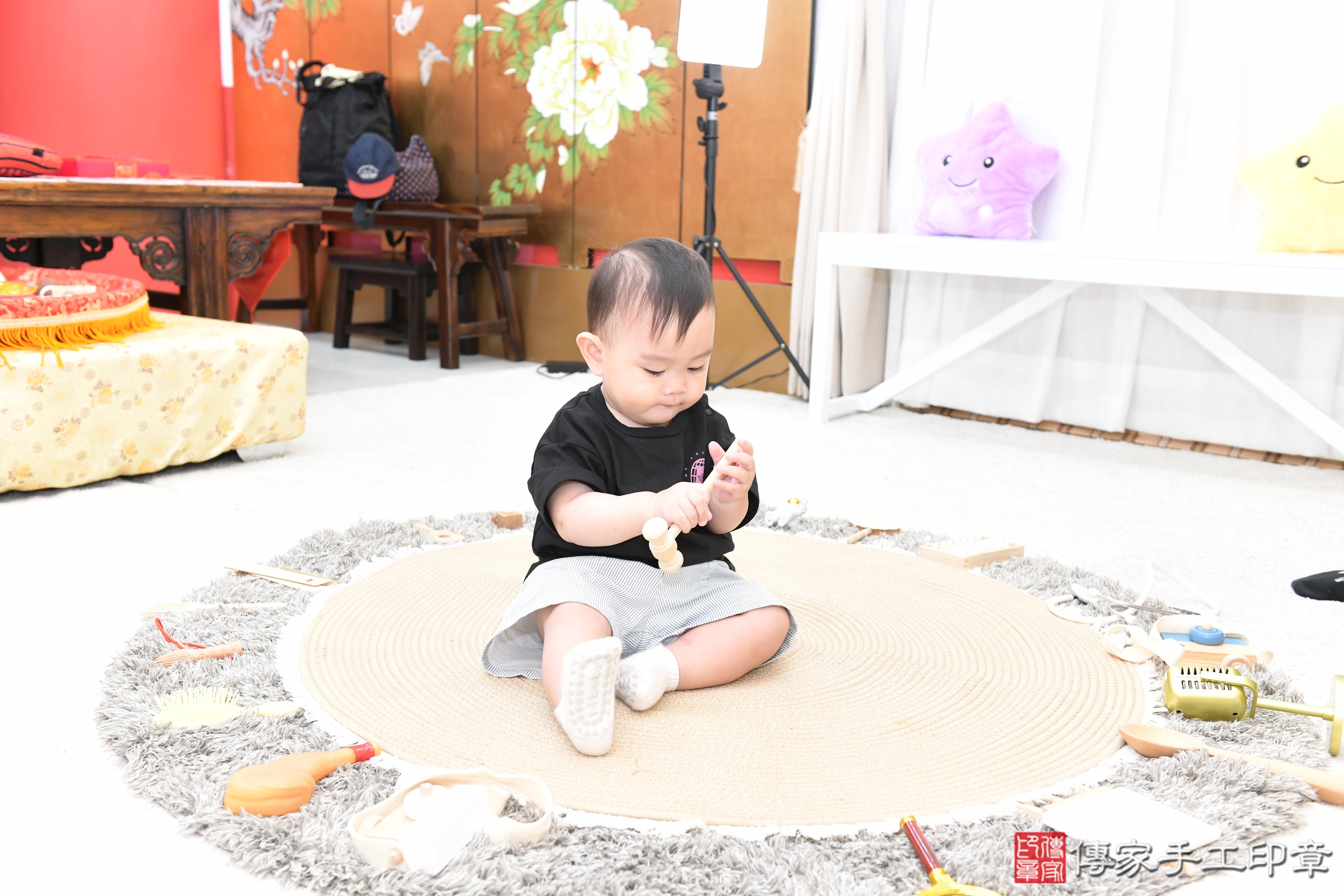 傳家手工印章桃園店、美式抓周、抓周道具、未來職業、滿周歲、箖箖寶寶、桃園市、拍照、生日快樂