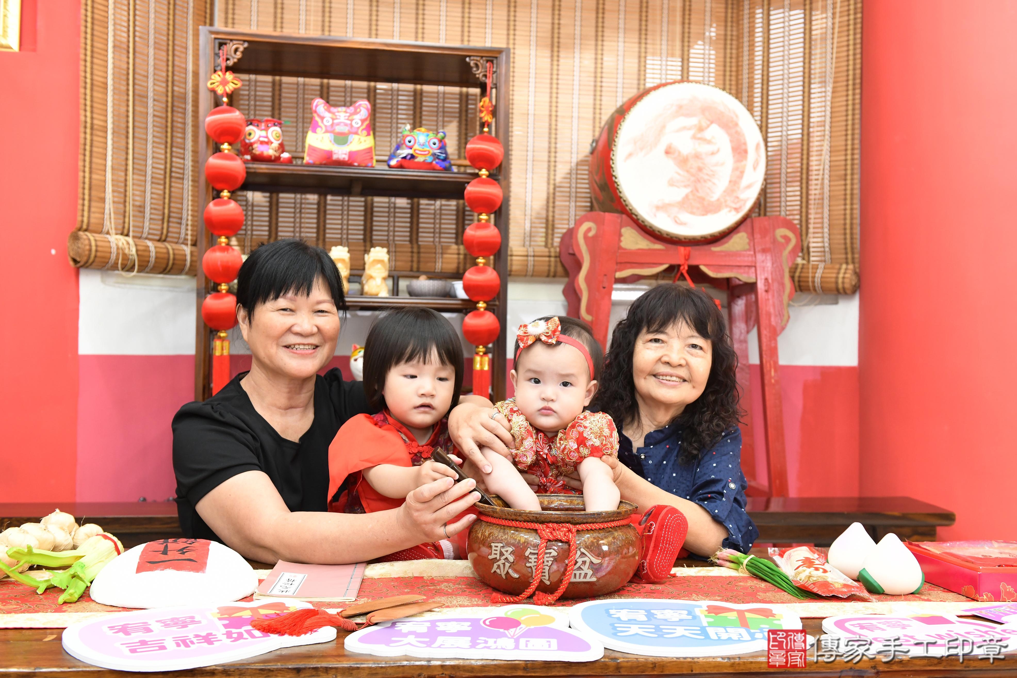 傳家手工印章高雄店、美式抓周、抓周道具、未來職業、滿周歲、小寧寶寶、高雄市、拍照、生日快樂