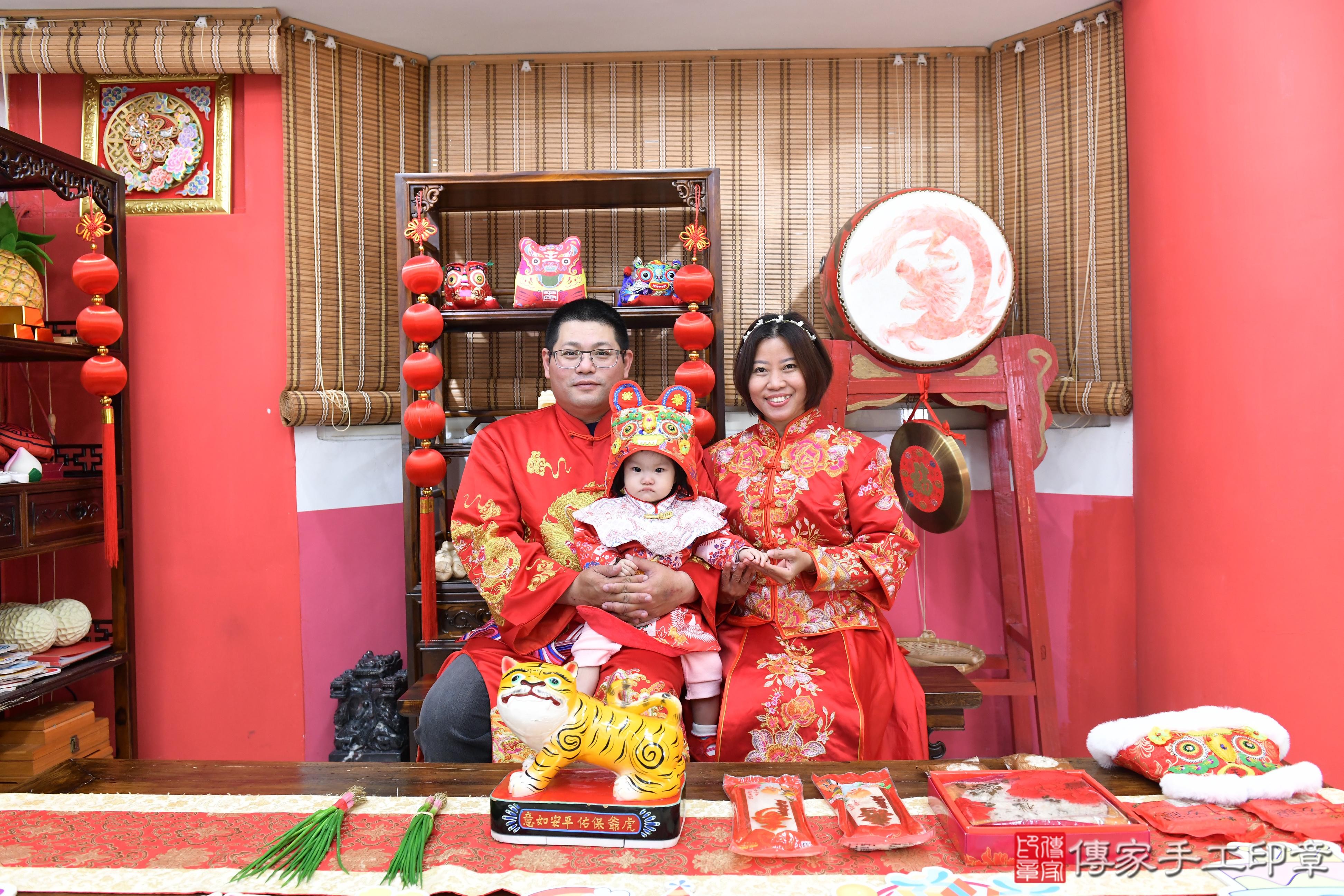 傳家手工印章高雄店、美式抓周、抓周道具、未來職業、滿周歲、小恩寶寶、高雄市、拍照、生日快樂