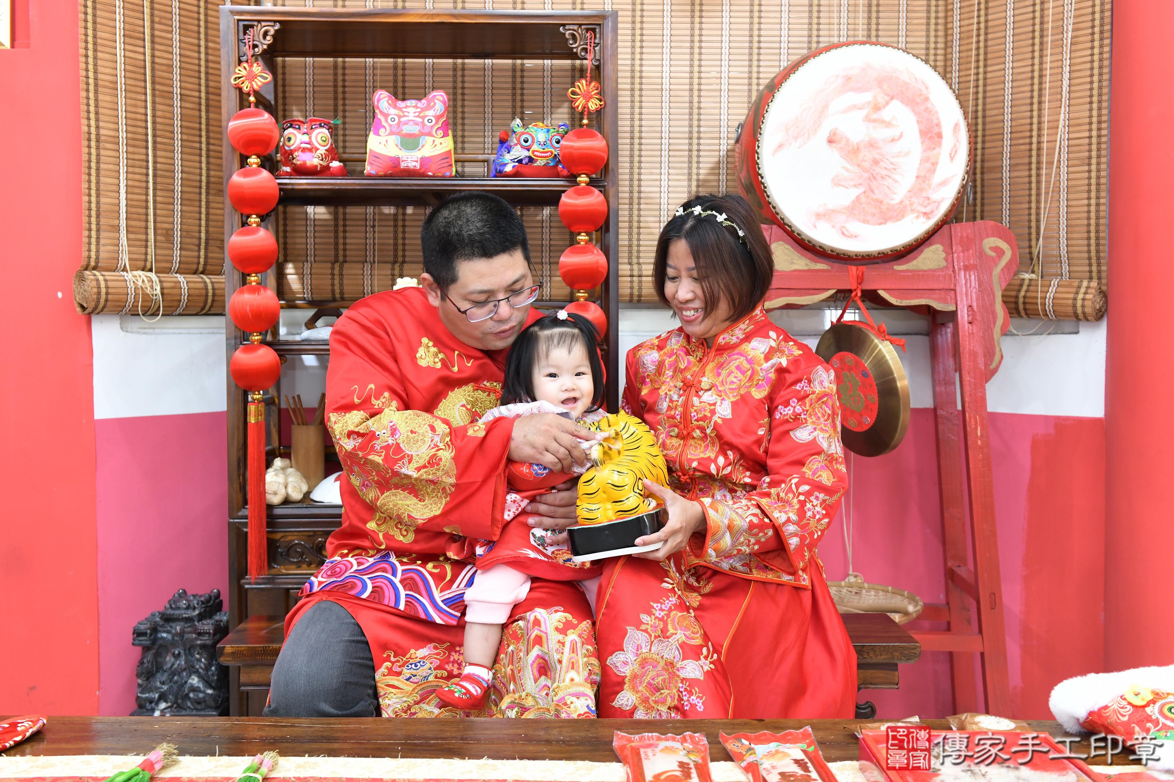 傳家手工印章高雄店、美式抓周、抓周道具、未來職業、滿周歲、小恩寶寶、高雄市、拍照、生日快樂