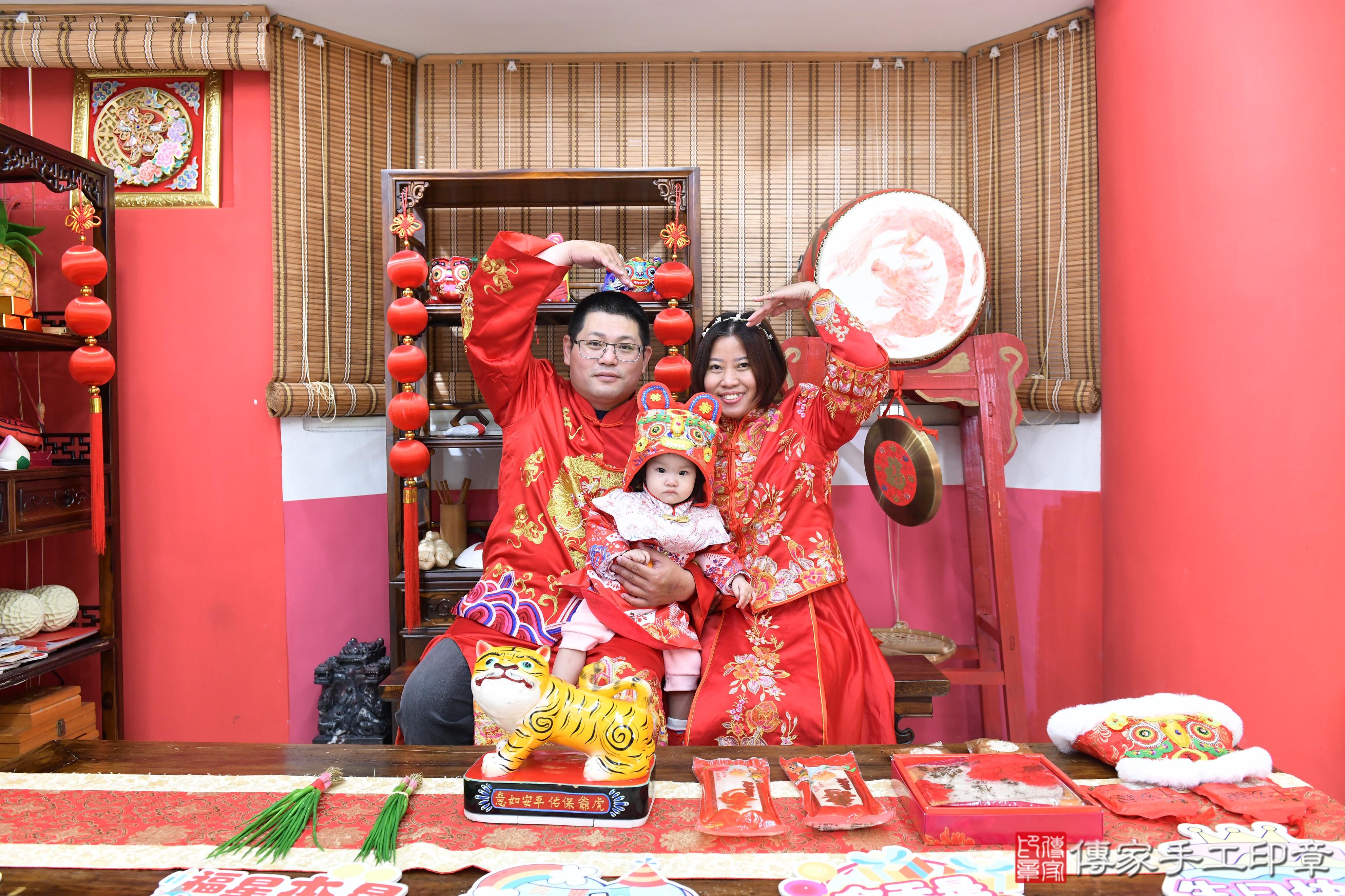 傳家手工印章高雄店、美式抓周、抓周道具、未來職業、滿周歲、小恩寶寶、高雄市、拍照、生日快樂