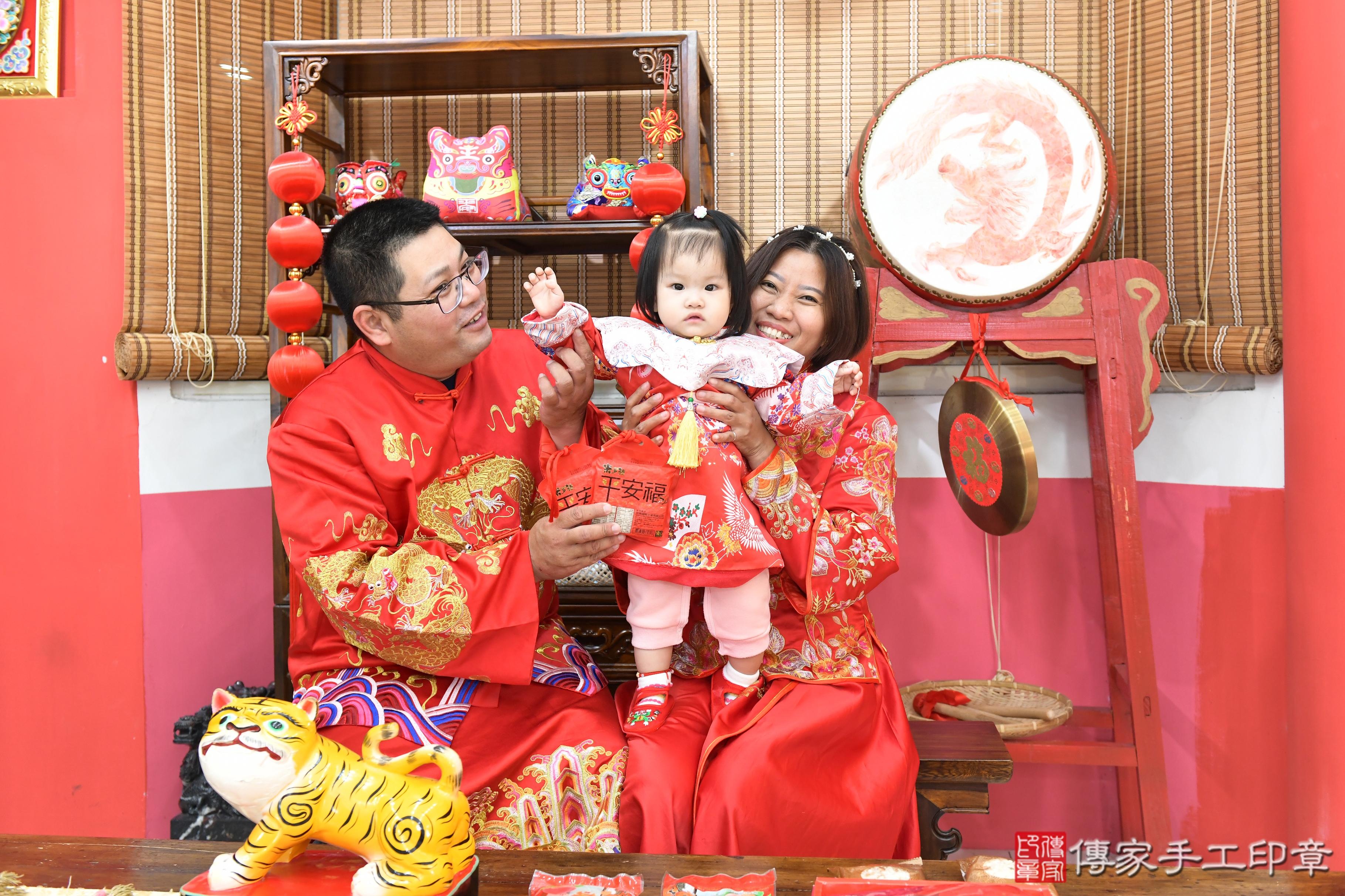 傳家手工印章高雄店、美式抓周、抓周道具、未來職業、滿周歲、小恩寶寶、高雄市、拍照、生日快樂
