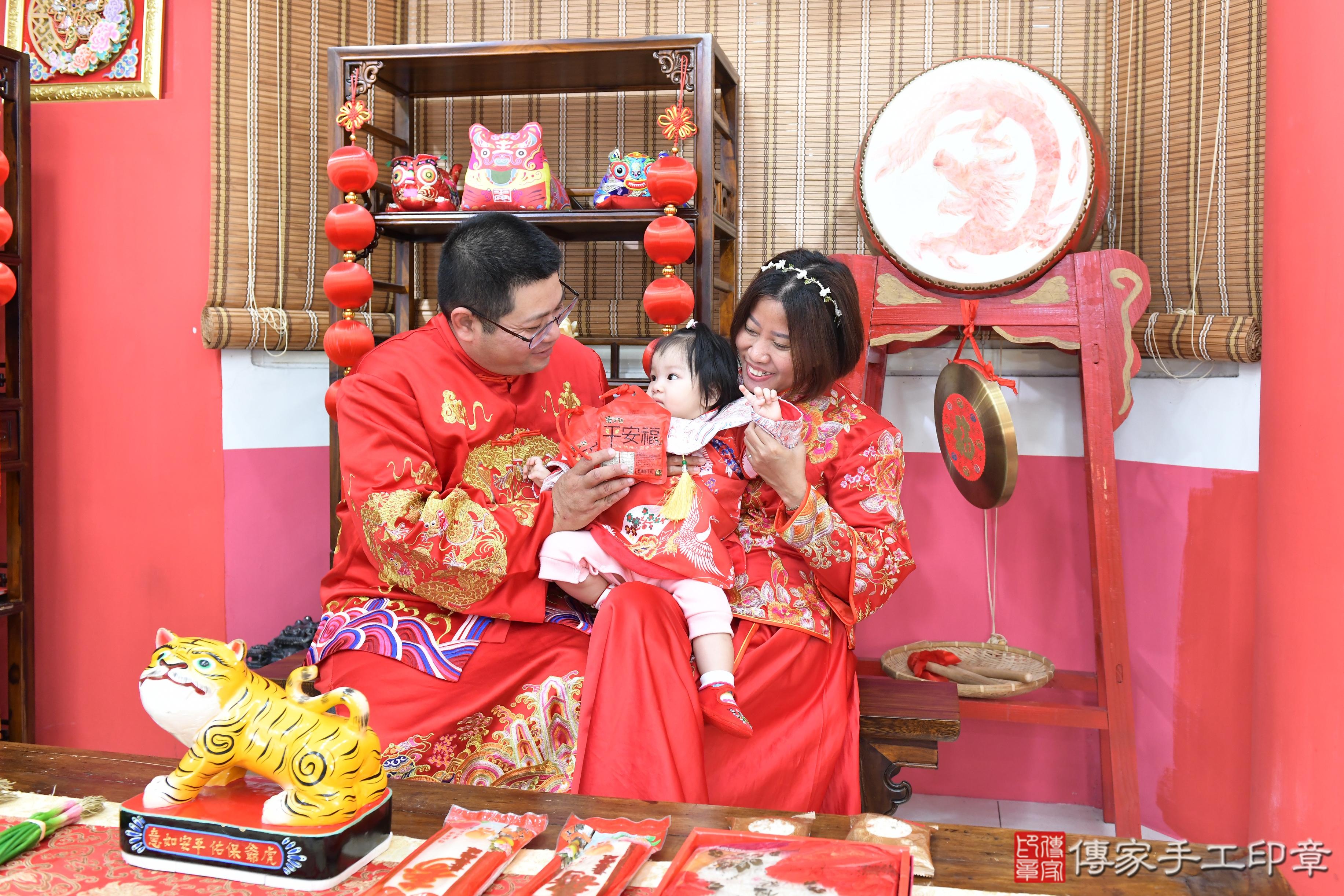 傳家手工印章高雄店、美式抓周、抓周道具、未來職業、滿周歲、小恩寶寶、高雄市、拍照、生日快樂