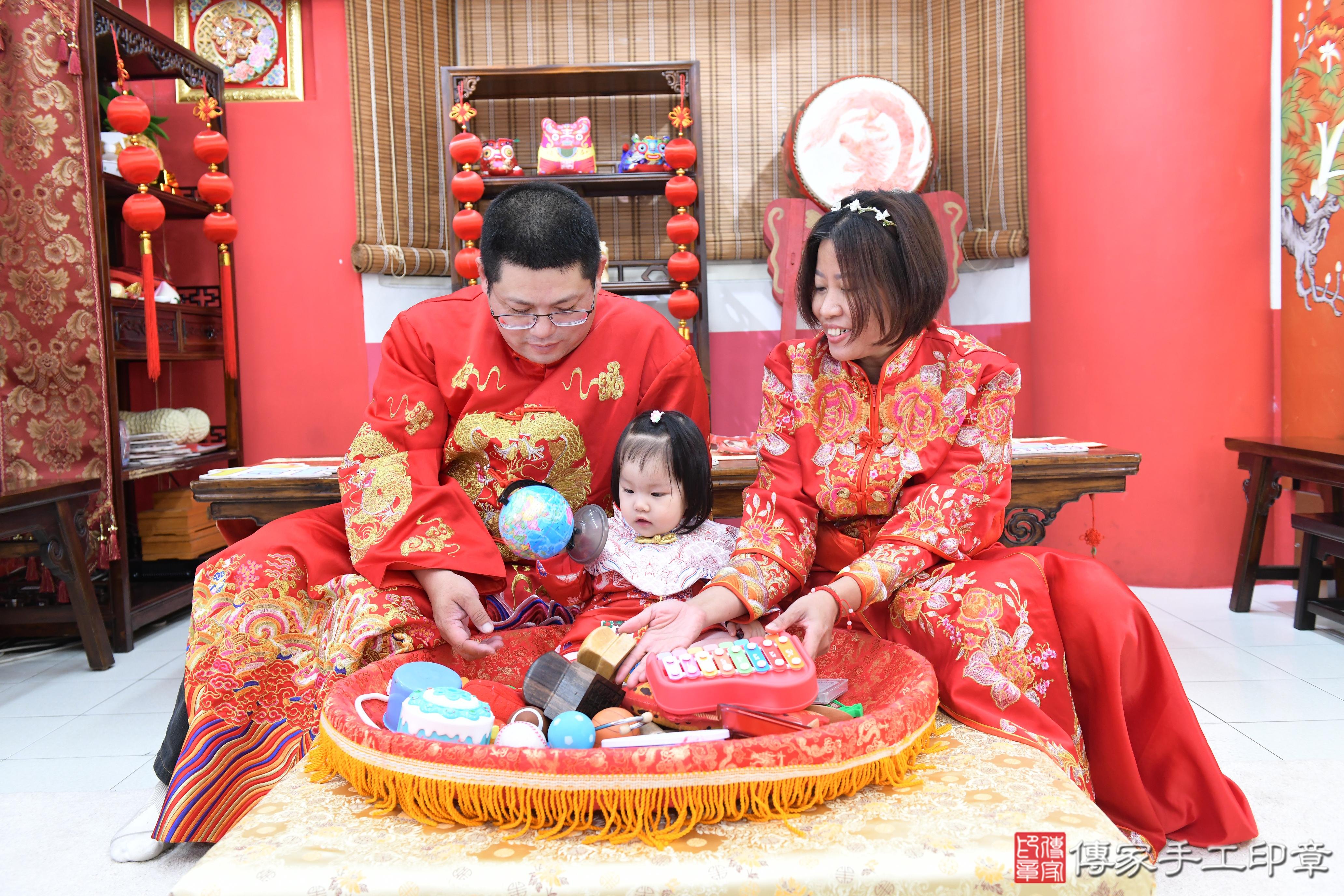 傳家手工印章高雄店、美式抓周、抓周道具、未來職業、滿周歲、小恩寶寶、高雄市、拍照、生日快樂