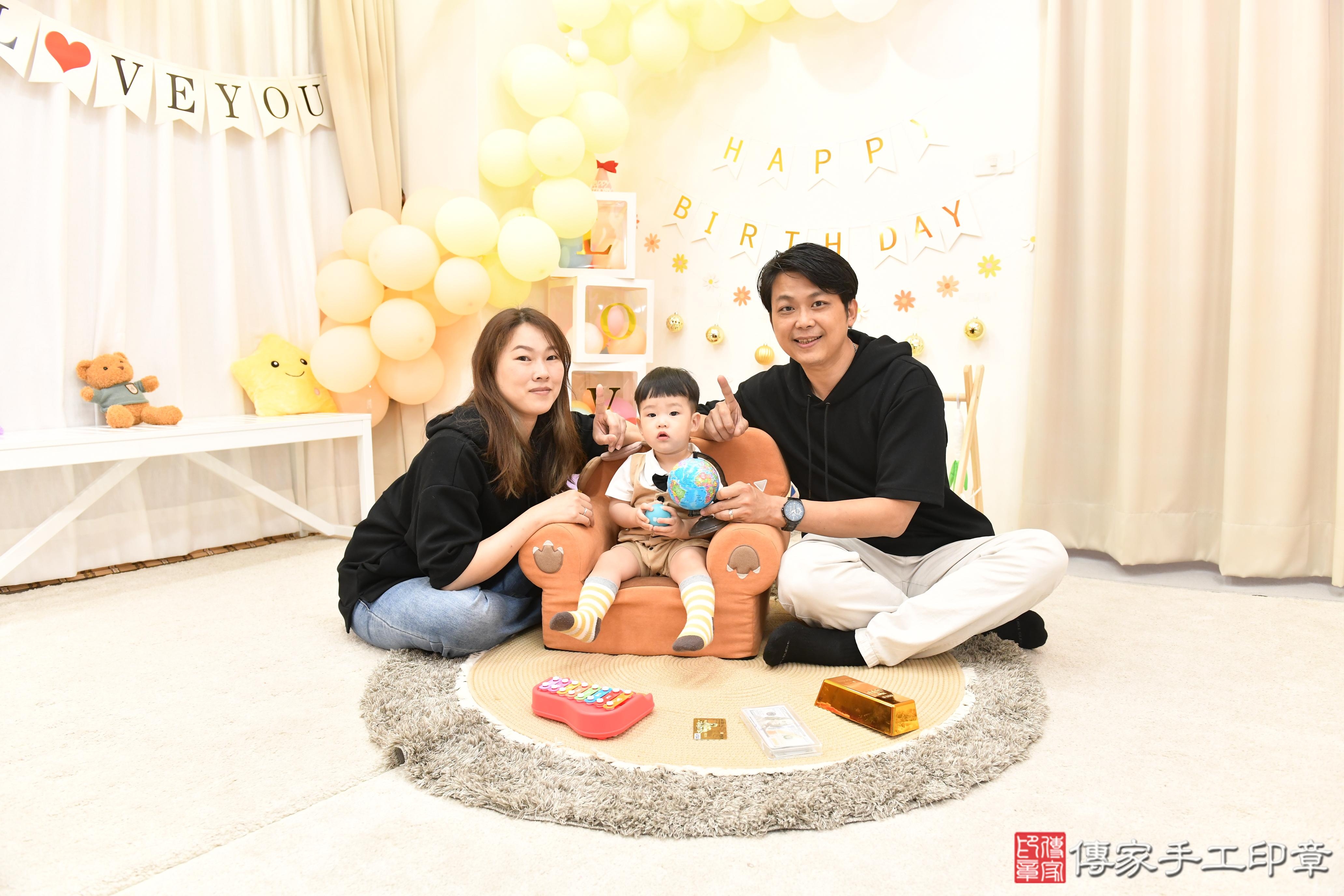 傳家手工印章高雄店、美式抓周、抓周道具、未來職業、滿周歲、小杰寶寶、高雄市、拍照、生日快樂
