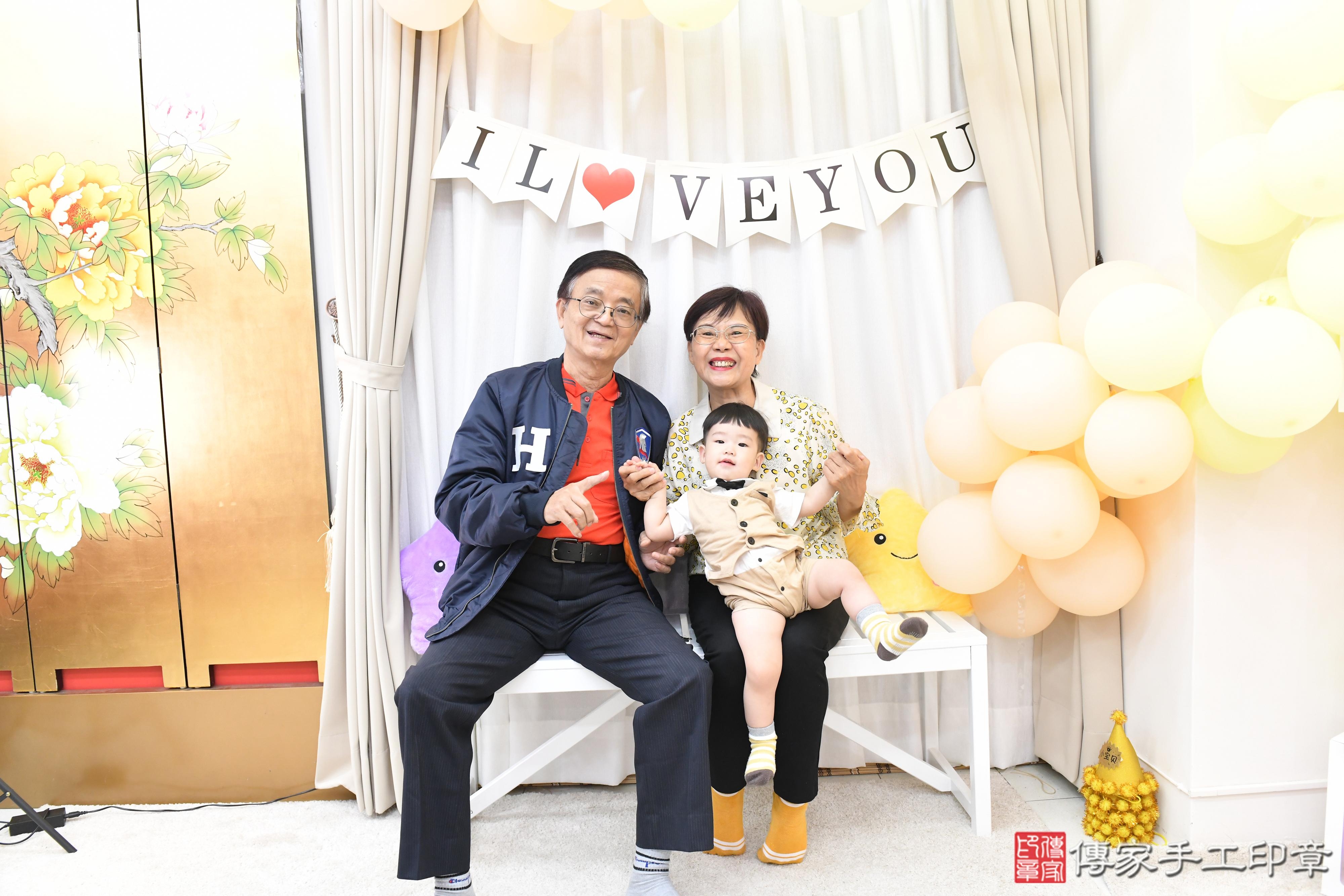 傳家手工印章高雄店、美式抓周、抓周道具、未來職業、滿周歲、小杰寶寶、高雄市、拍照、生日快樂