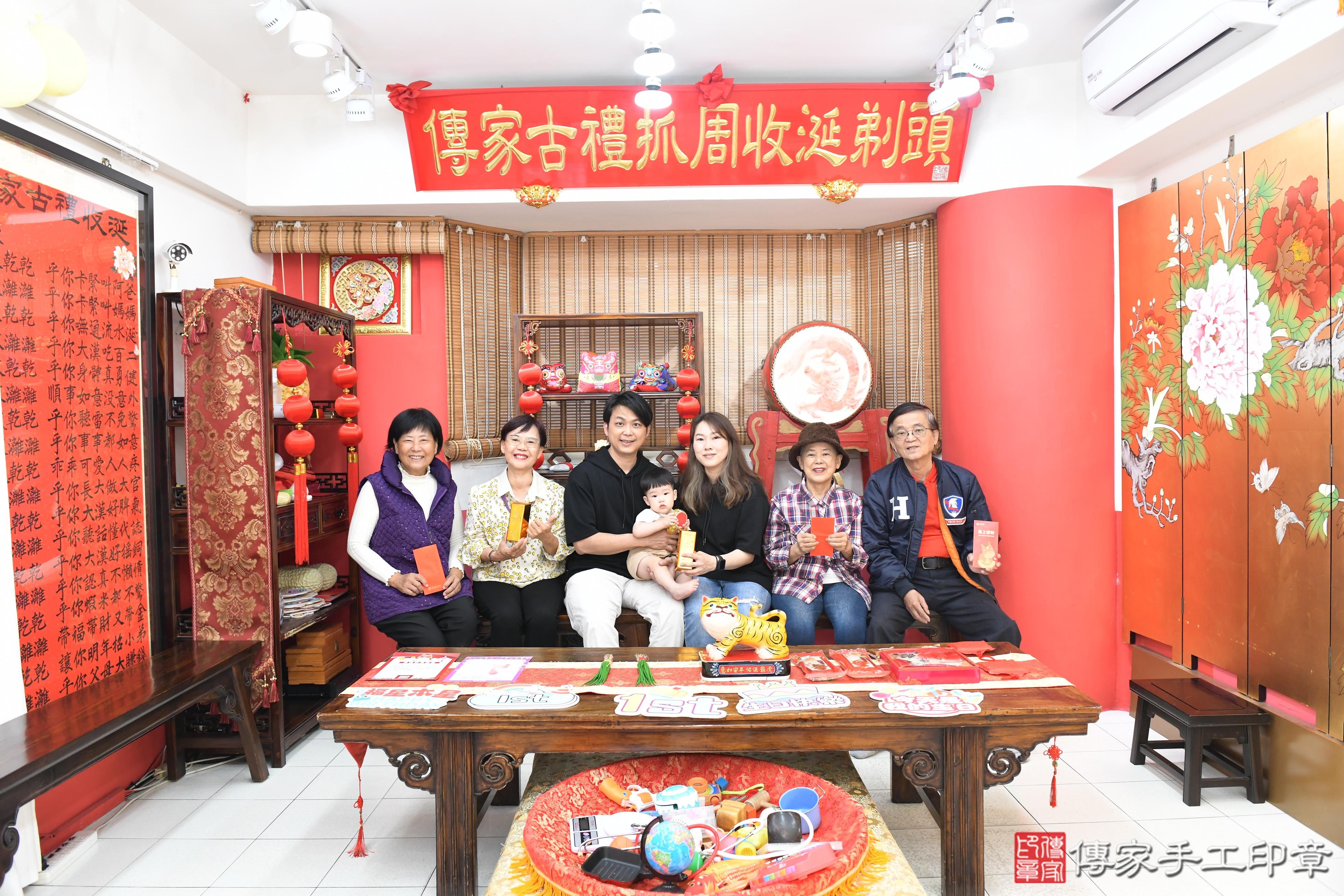 傳家手工印章高雄店、美式抓周、抓周道具、未來職業、滿周歲、小杰寶寶、高雄市、拍照、生日快樂