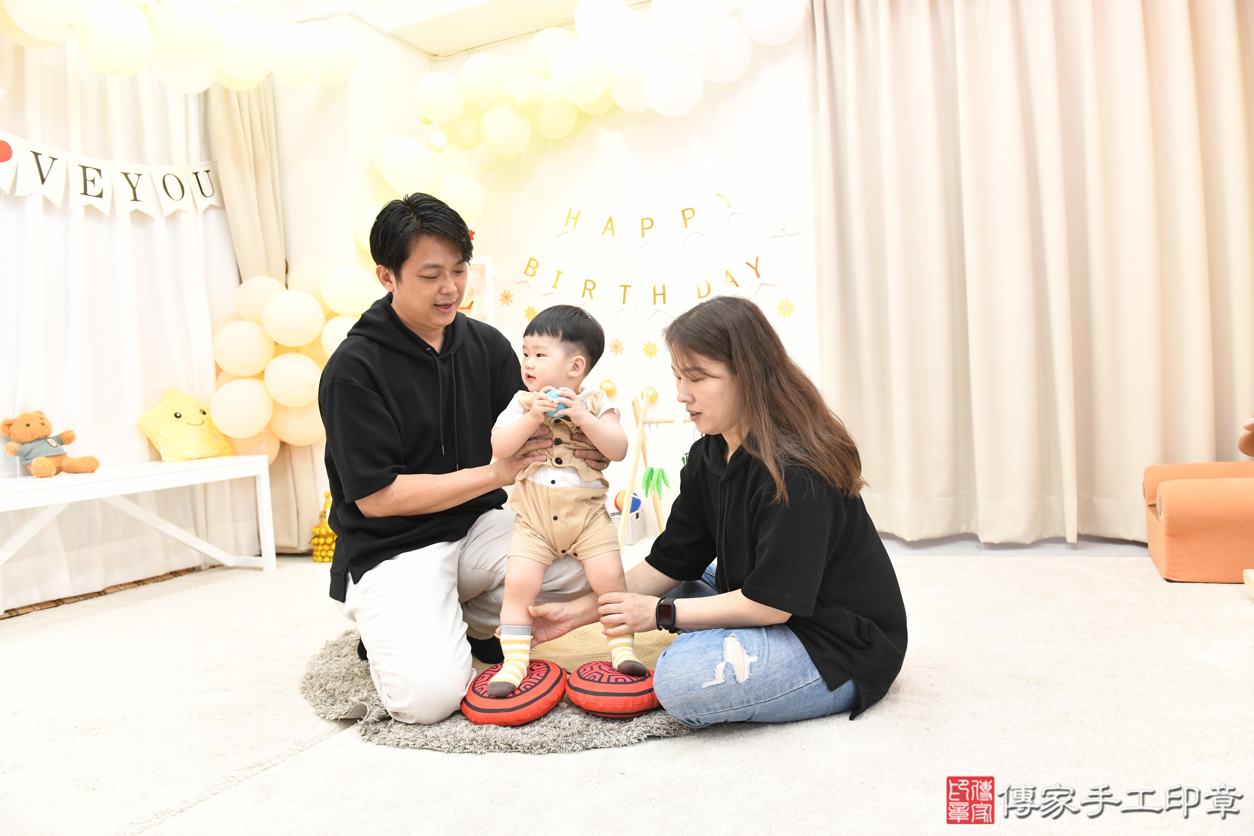 傳家手工印章高雄店、美式抓周、抓周道具、未來職業、滿周歲、小杰寶寶、高雄市、拍照、生日快樂
