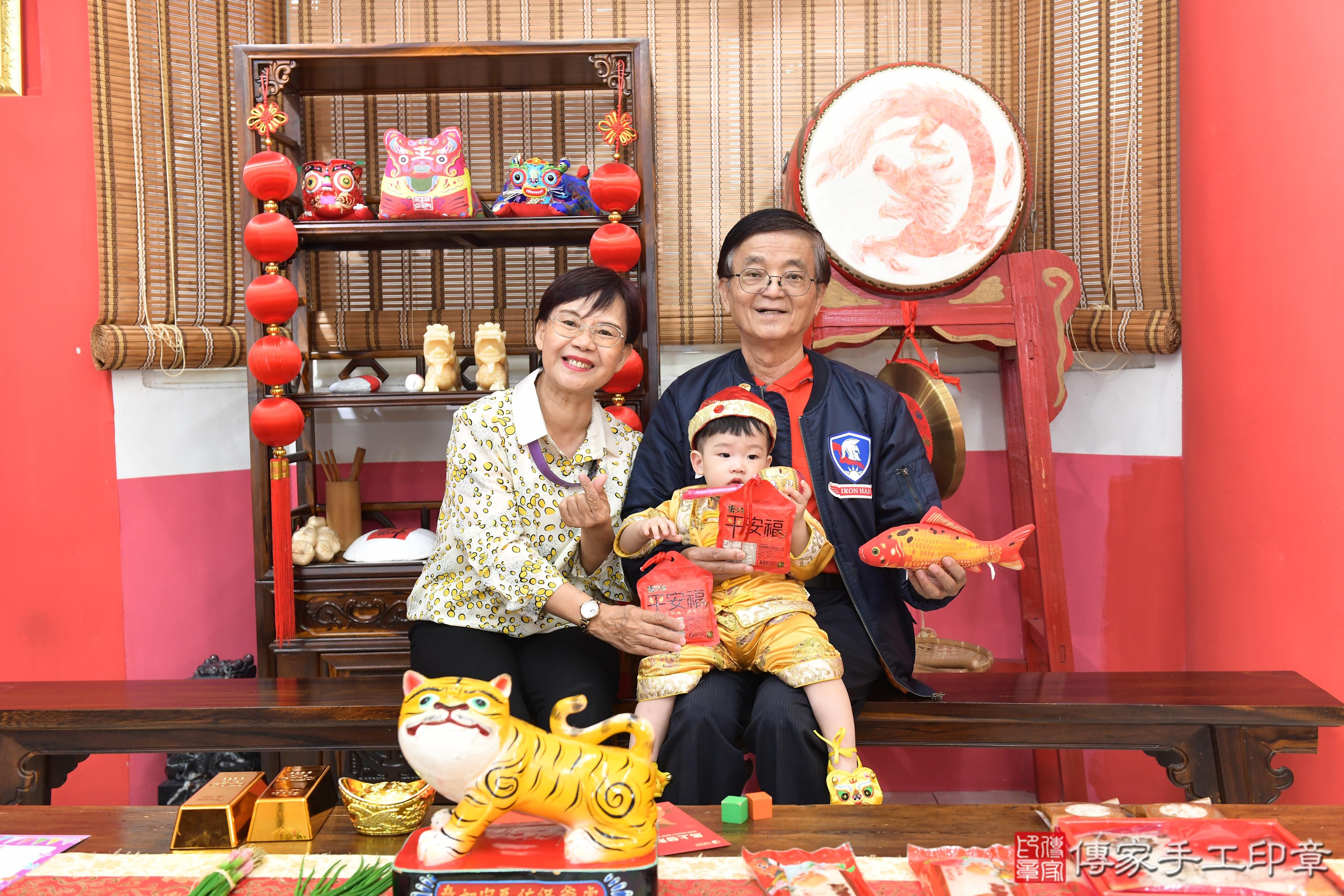 傳家手工印章高雄店、美式抓周、抓周道具、未來職業、滿周歲、小杰寶寶、高雄市、拍照、生日快樂