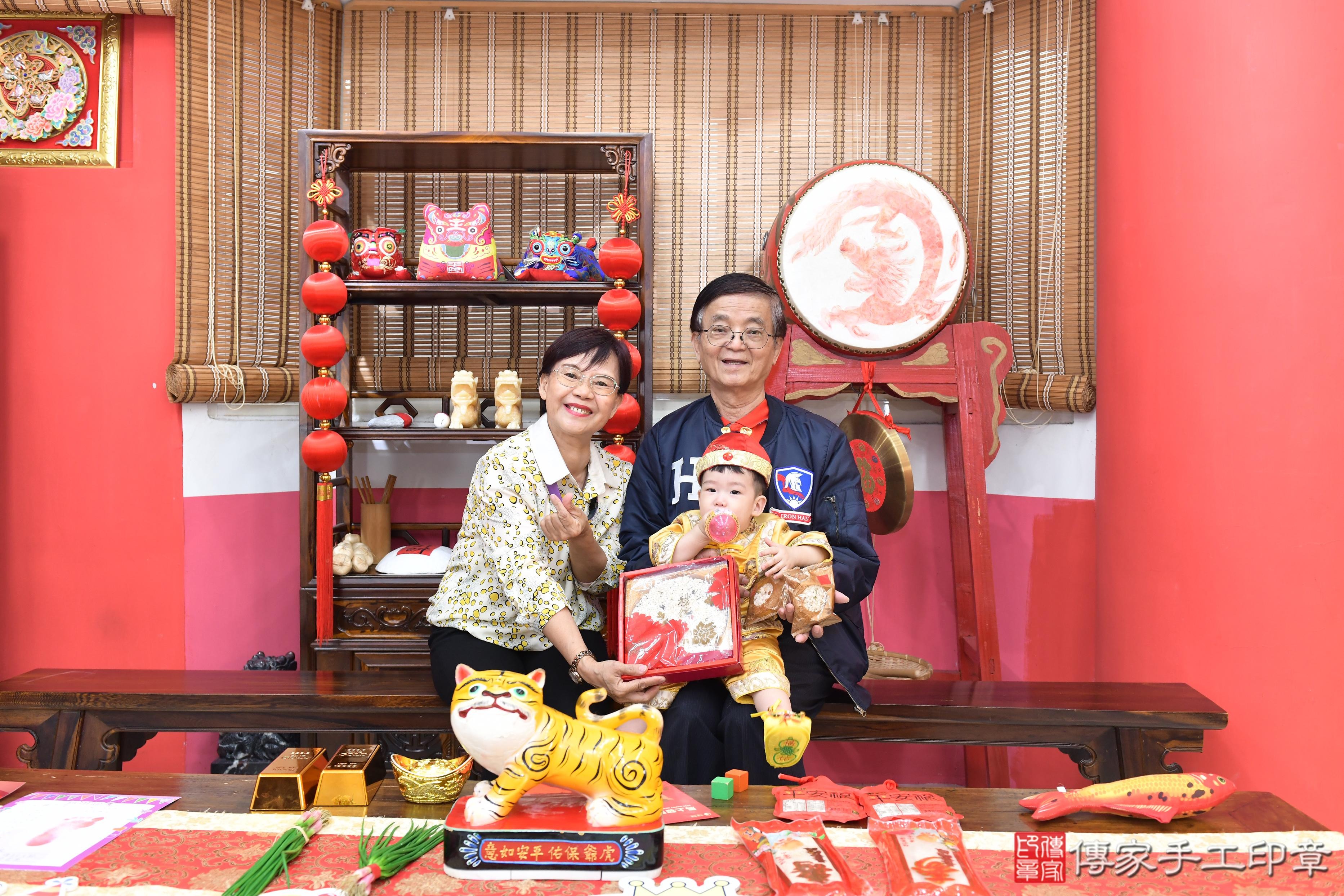 傳家手工印章高雄店、美式抓周、抓周道具、未來職業、滿周歲、小杰寶寶、高雄市、拍照、生日快樂