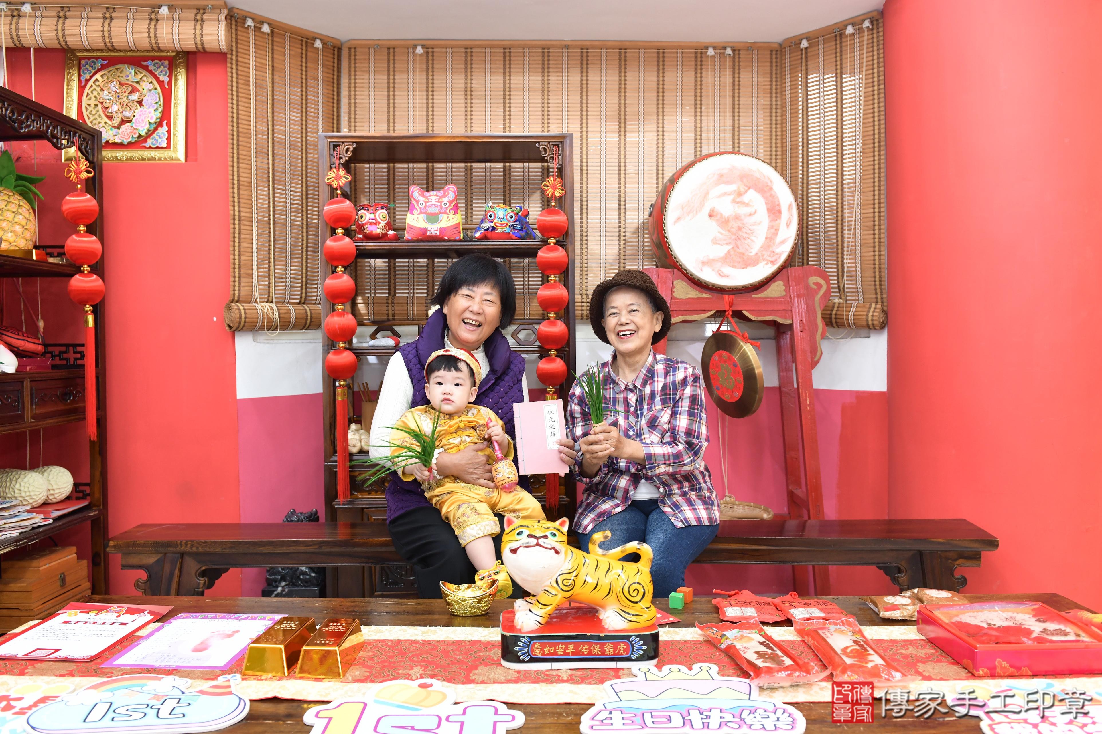 傳家手工印章高雄店、美式抓周、抓周道具、未來職業、滿周歲、小杰寶寶、高雄市、拍照、生日快樂