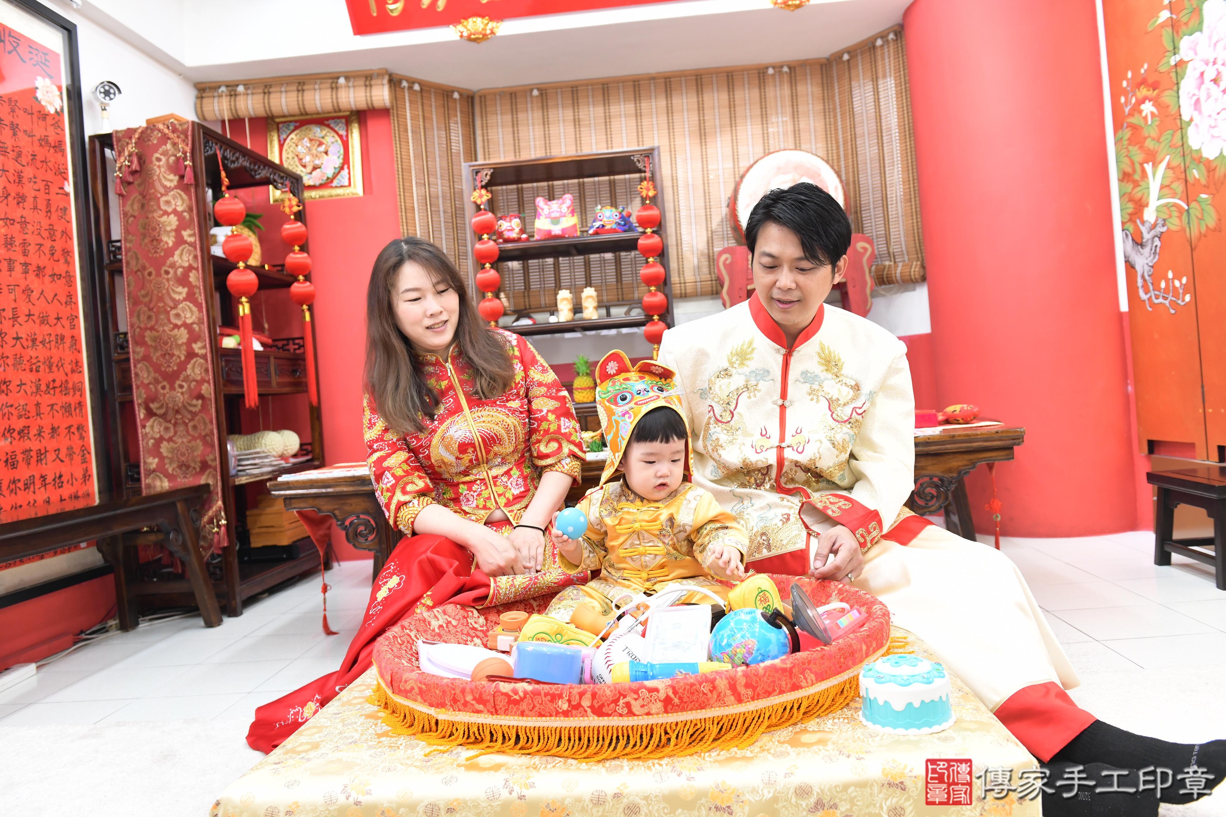 傳家手工印章高雄店、美式抓周、抓周道具、未來職業、滿周歲、小杰寶寶、高雄市、拍照、生日快樂