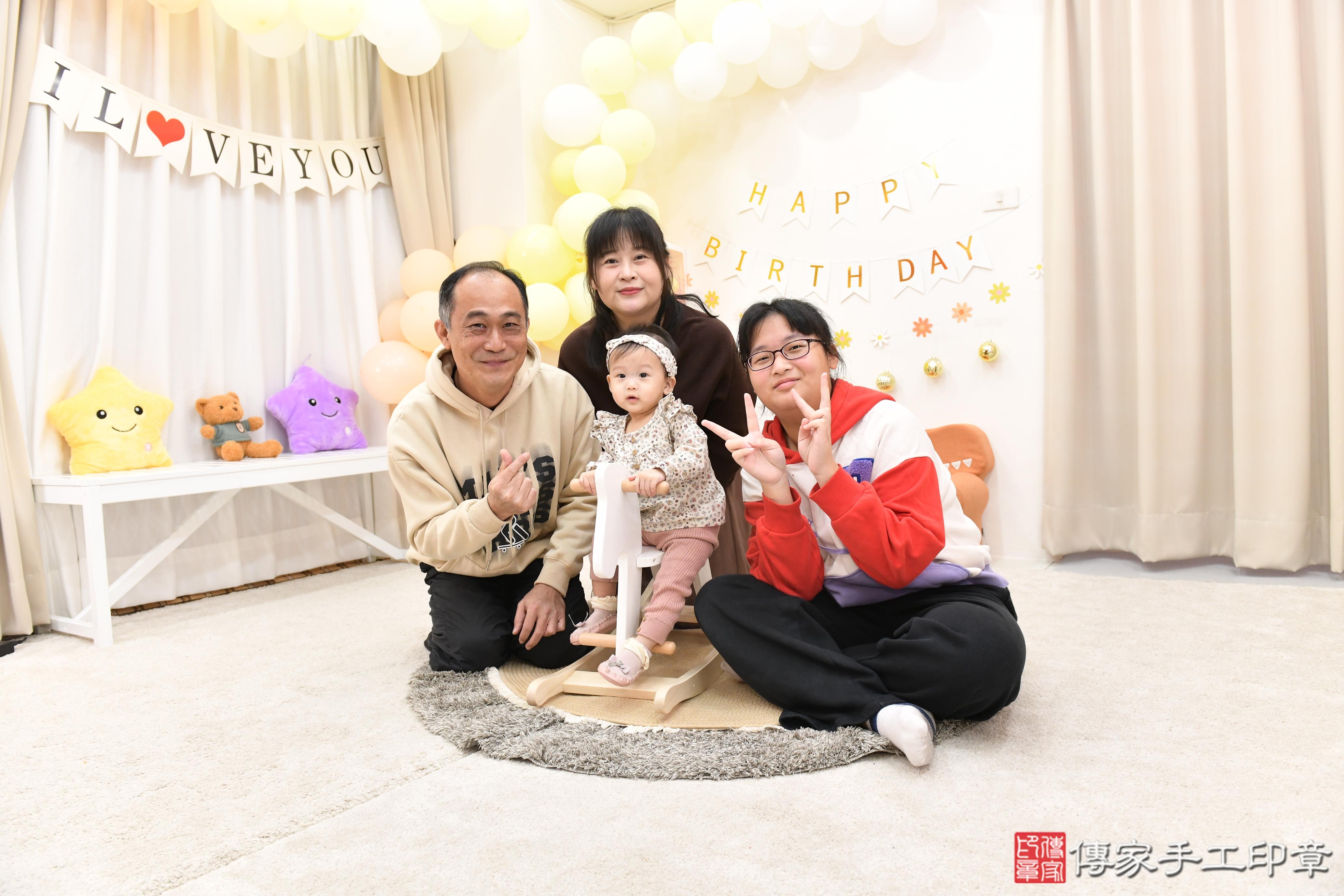 傳家手工印章高雄店、美式抓周、抓周道具、未來職業、滿周歲、小菲寶寶、高雄市、拍照、生日快樂 傳家手工印章高雄店、美式抓周、抓周道具、未來職業、滿周歲、小菲寶寶、高雄市、拍照、生日快樂