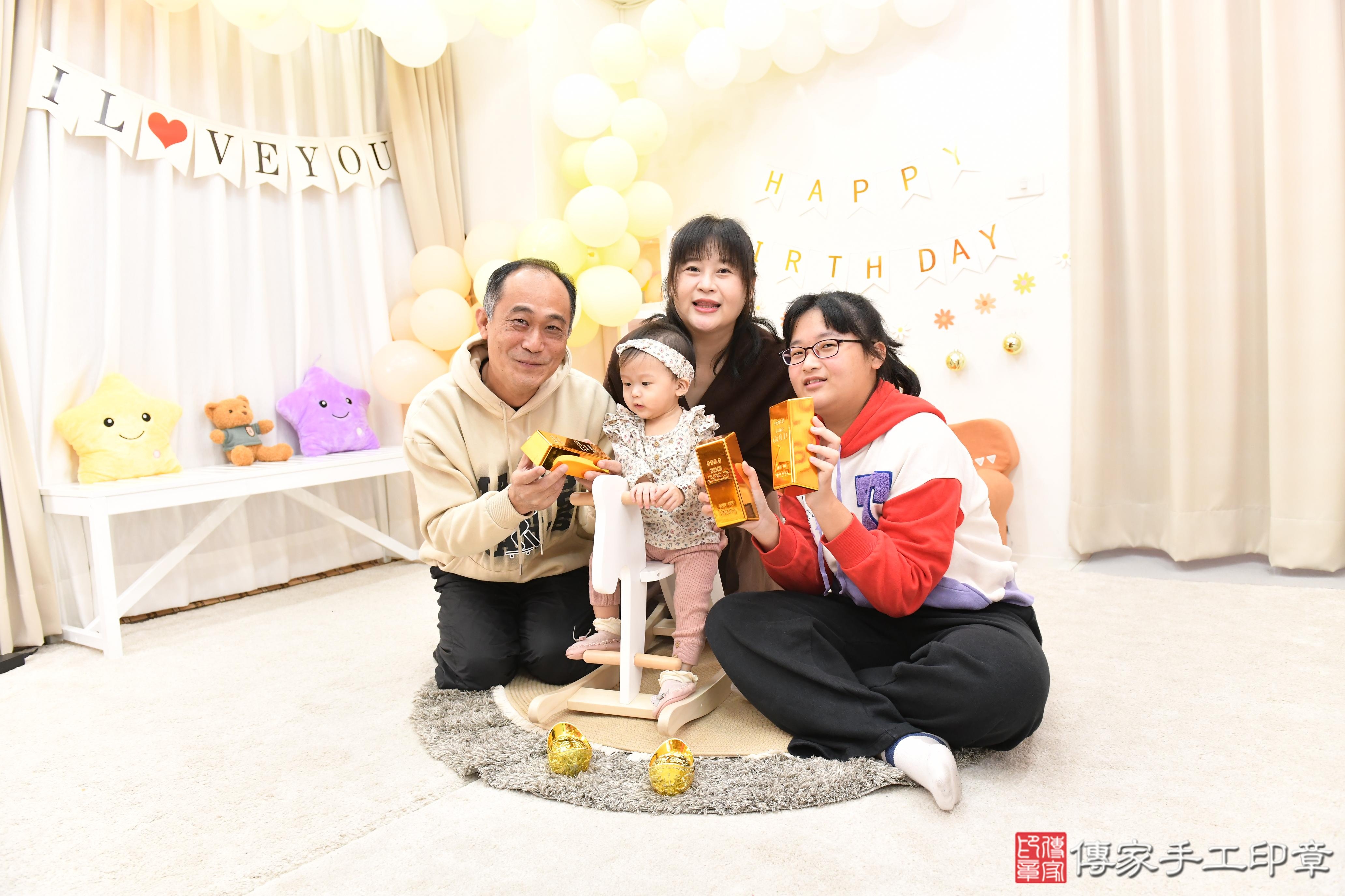 傳家手工印章高雄店、美式抓周、抓周道具、未來職業、滿周歲、小菲寶寶、高雄市、拍照、生日快樂 傳家手工印章高雄店、美式抓周、抓周道具、未來職業、滿周歲、小菲寶寶、高雄市、拍照、生日快樂